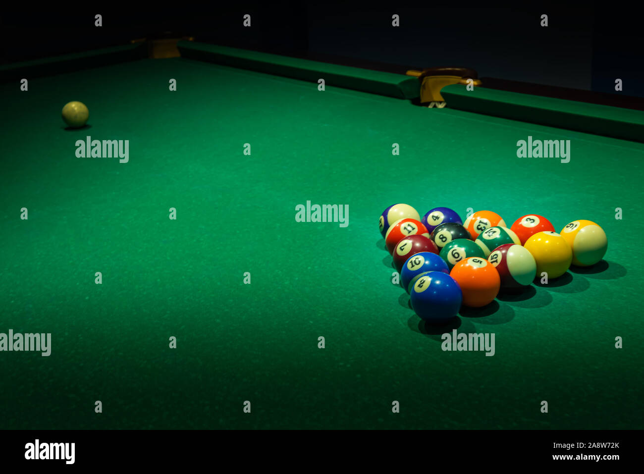 Jeu de boules numérotées colorés utilisés sur de vieux green table de billard. Arrière-plan horizontal de l'équipement de jeu de billard cue Répetoires sport, loisirs Banque D'Images