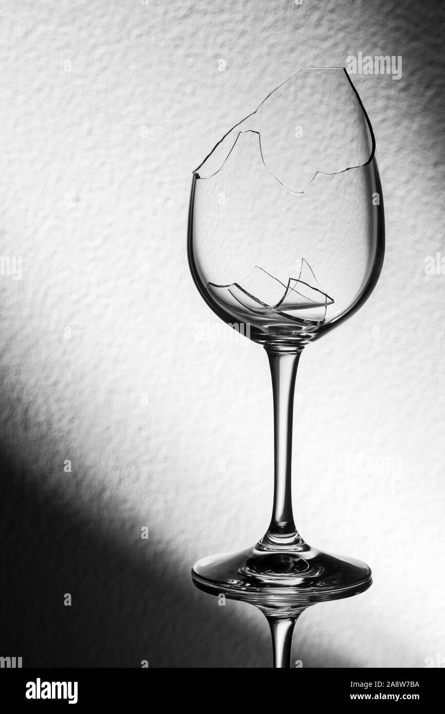 Studio libre d'un verre de vin cassé avec fragments brisés en face de l'arrière-plan diagonal. Banque D'Images