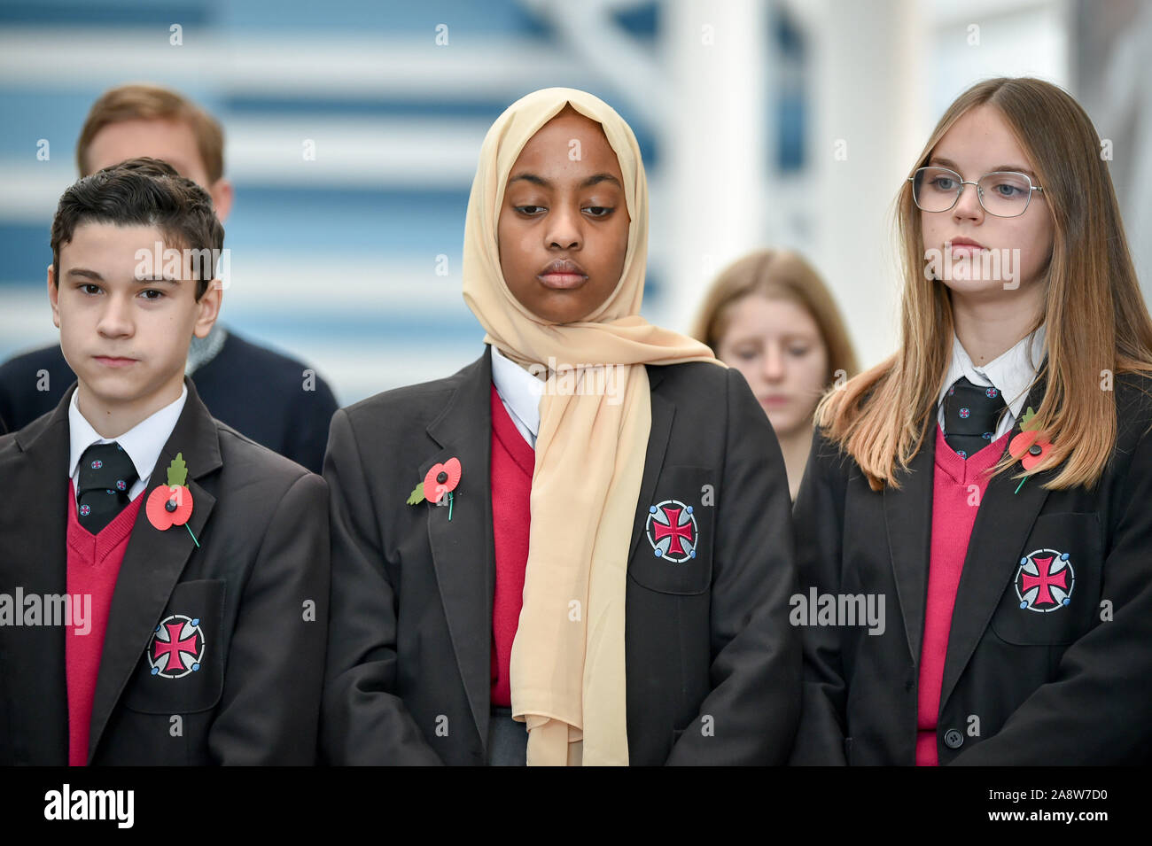 Les élèves se taisent qu'ils paient leurs aspects pendant les deux minutes de silence à St Mary Redcliffe et Temple School, Bristol, pour marquer le Jour de l'Armistice, l'anniversaire de la fin de la Première Guerre mondiale. Banque D'Images