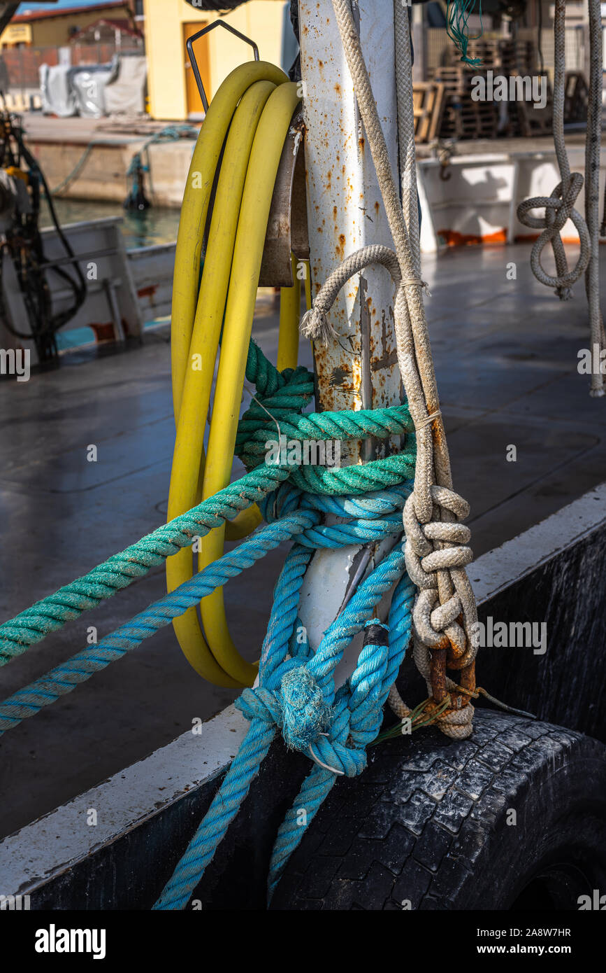 Bateau pendaison de cordes nouées dans une rangée sur navire Banque D'Images