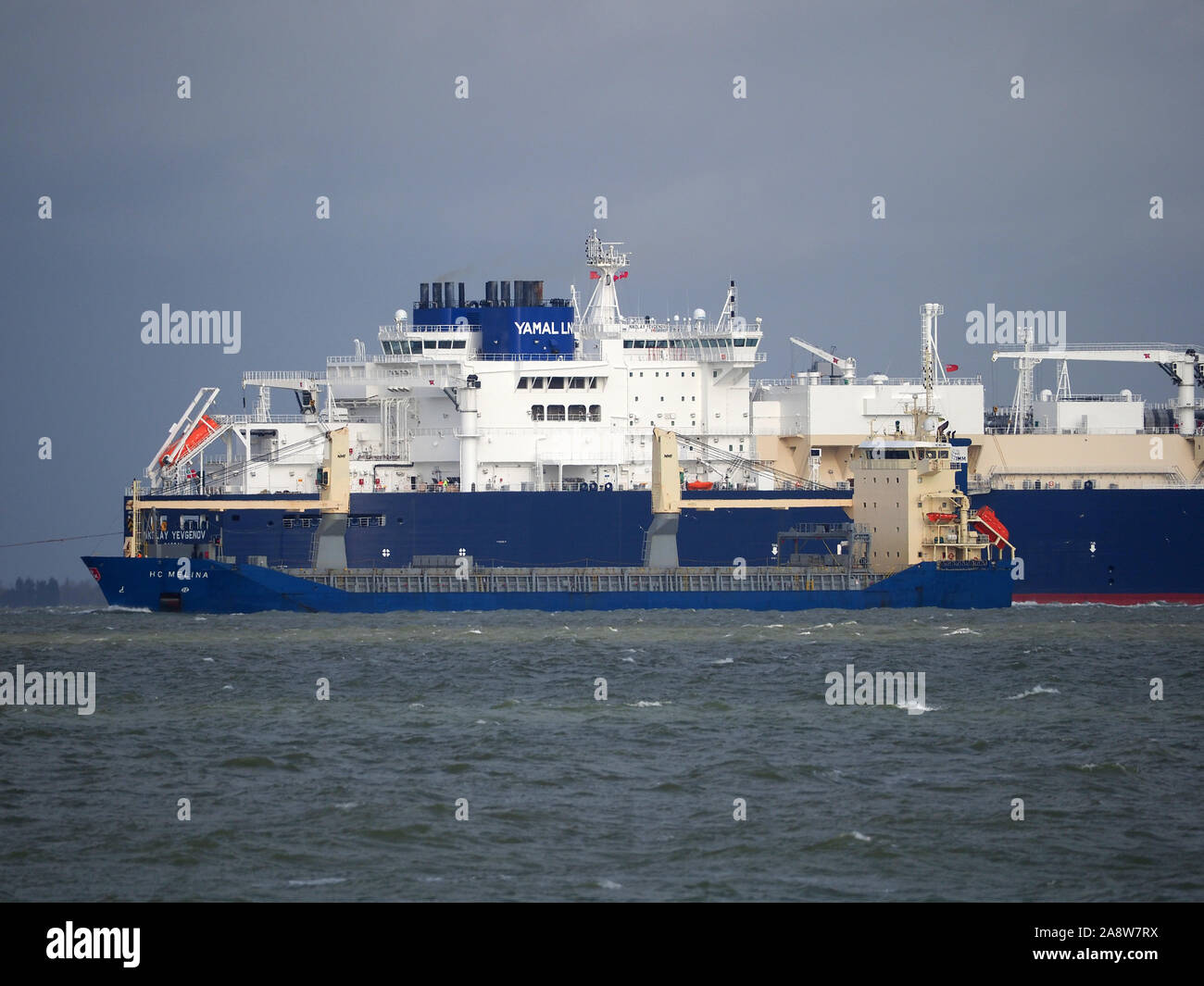 Sheerness, Kent, UK. 11 novembre, 2019. Météo France : un démarrage à froid pour la semaine à Sheerness Kent, avec quelques éclaircies. Méthanier Nikolay Yevgenov s'écarte après dépôt de gaz naturel liquéfié à l'installation de GNL du Réseau national sur l'île de Grain, passant du cargo général HC Melina (premier plan). Credit : James Bell/Alamy Live News Banque D'Images