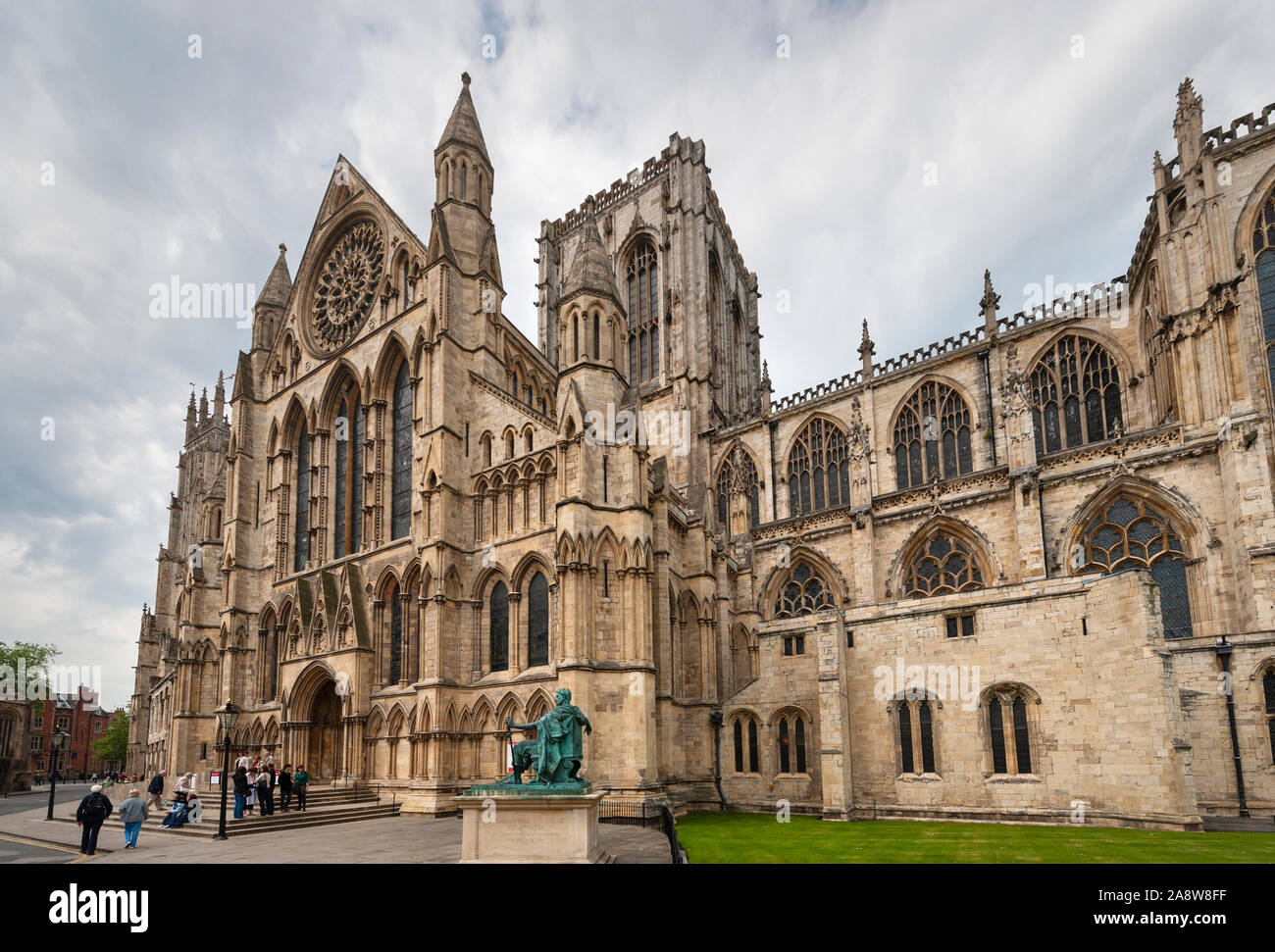 York Minster - façade sud de la cathédrale y compris la rose sur le croisillon sud Banque D'Images