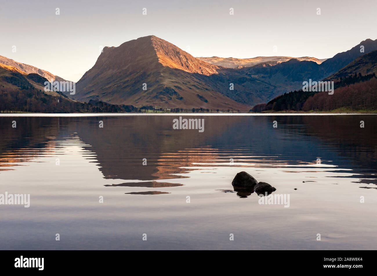 Fleetwith Pikeand Kirkstone Pass reflet dans un calme paisible lac Buttermere dans le Lake District Banque D'Images