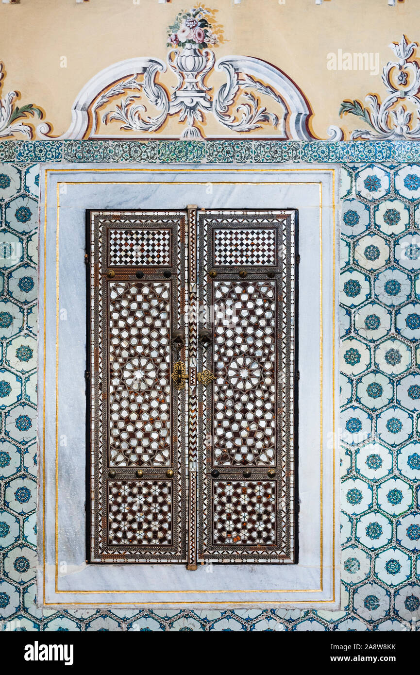 Fenêtre richement décorées avec incrusté de nacre dans le palais de Topkapi Harem (hall avec une fontaine), Istanbul Banque D'Images