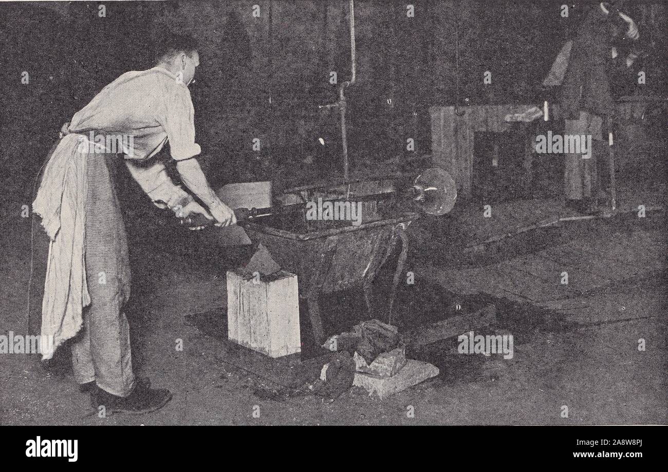Souffleur de verre en usine des années 1930. Banque D'Images