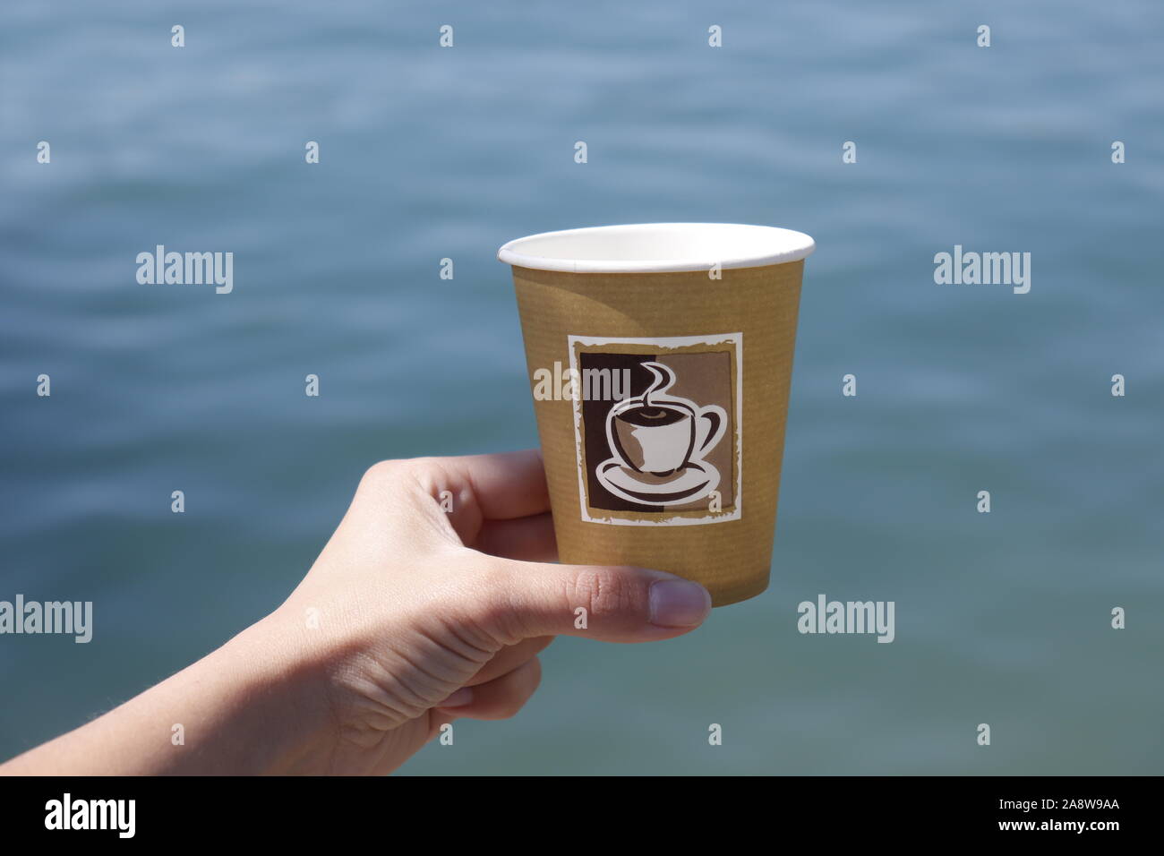 Malte, mai 2019 Women's hand holding papercup avec café en face des