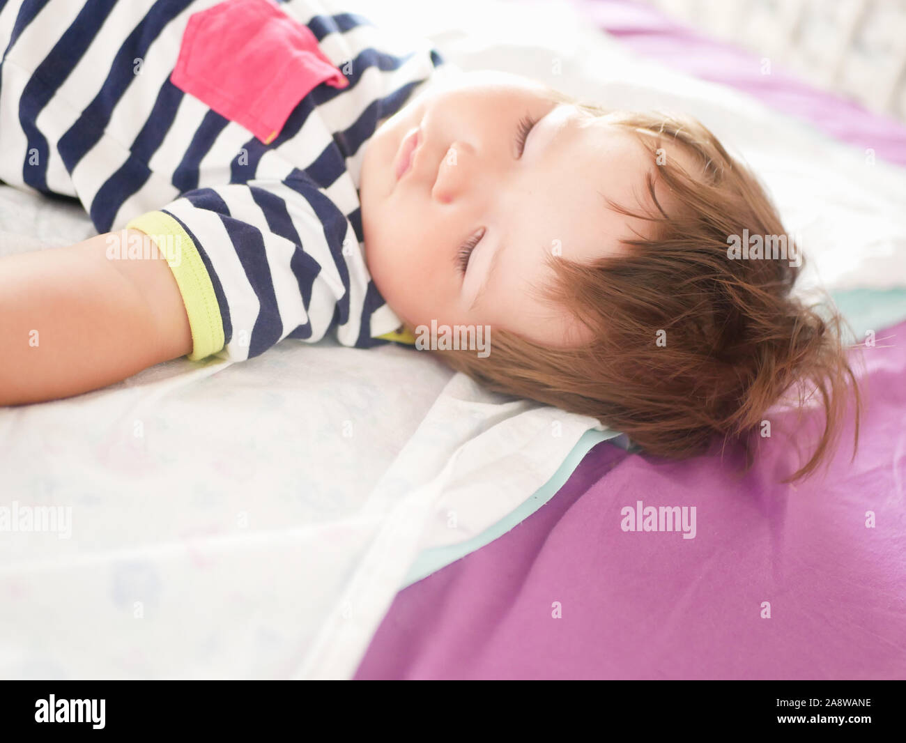 Bebe Qui Dort Sur Le Ventre Banque D Image Et Photos Alamy
