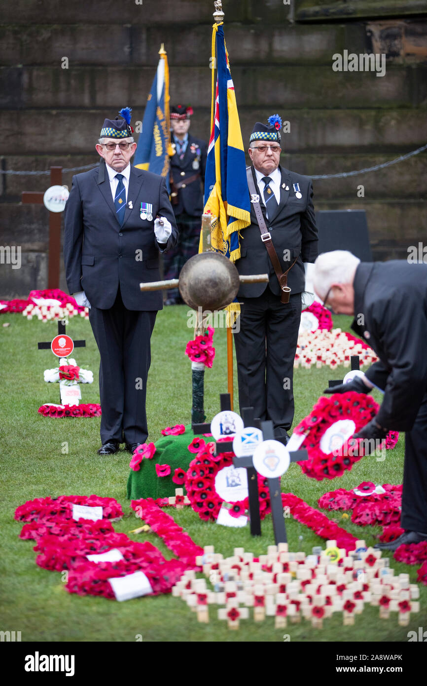 Étendard observer deux minutes de silence pour marquer le Jour de l'Armistice, l'anniversaire de la fin de la Première Guerre mondiale, à la Edinburgh Garden of Remembrance. Banque D'Images