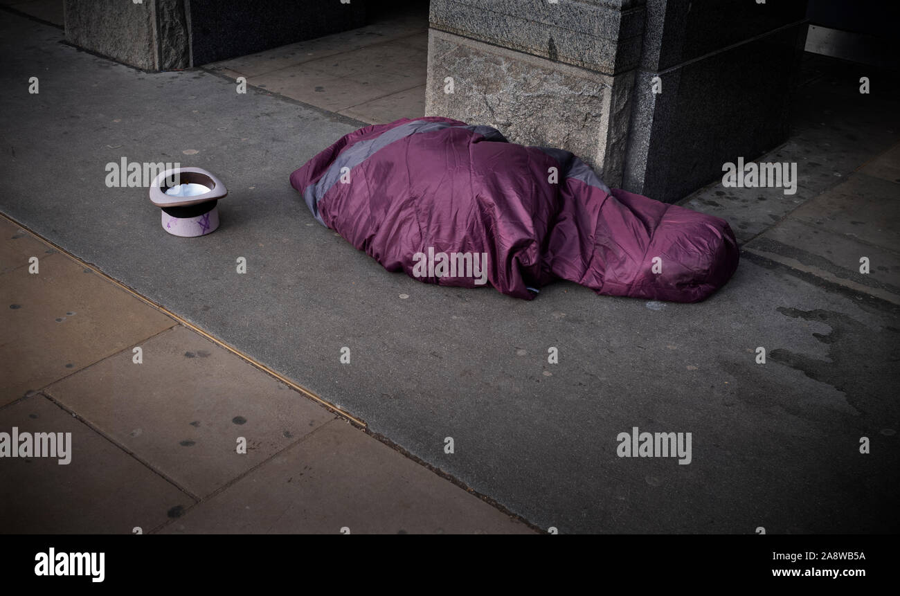 London Westminster de la rue. Nov 2019 Personne sans-abri dorment dans la rue sur le trottoir en face de la Maison du Parlement à Westminster, London sho Banque D'Images