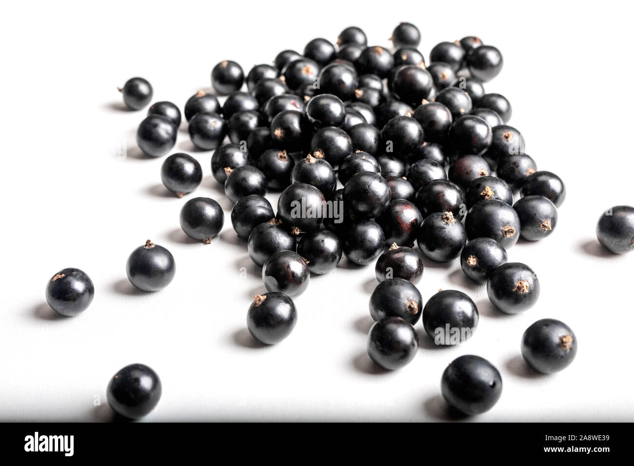 Tas de baies de cassis. Cassis sur un fond blanc. Macro photo de cassis. Banque D'Images