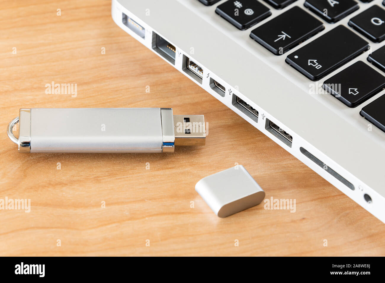 L'argent d'un lecteur flash USB avec un ordinateur portable. Banque D'Images