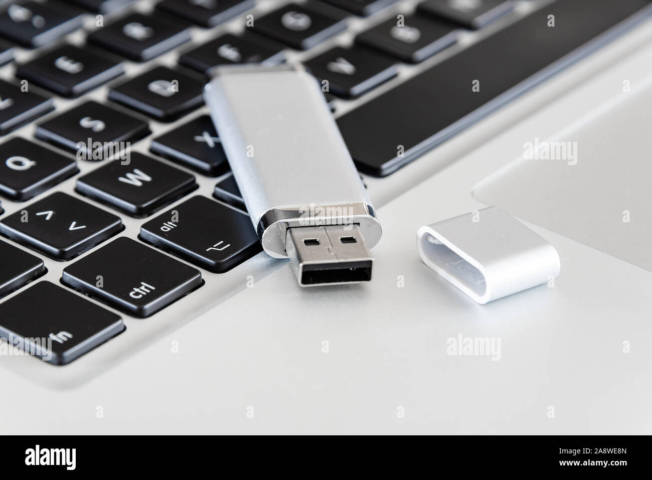 L'argent d'un lecteur flash USB avec un ordinateur portable. Banque D'Images