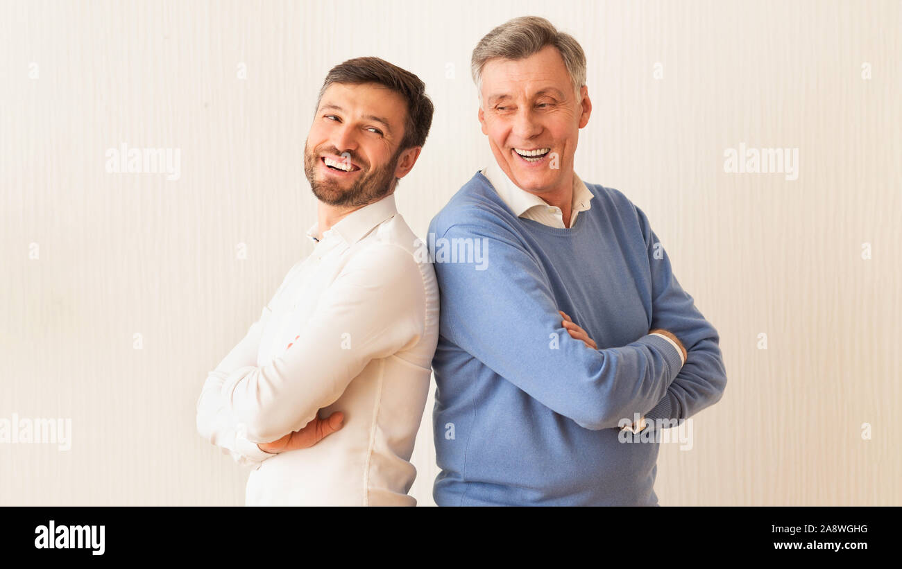 Homme mature et Père La rentrée permanent mains Passage arrière, Fond blanc Banque D'Images