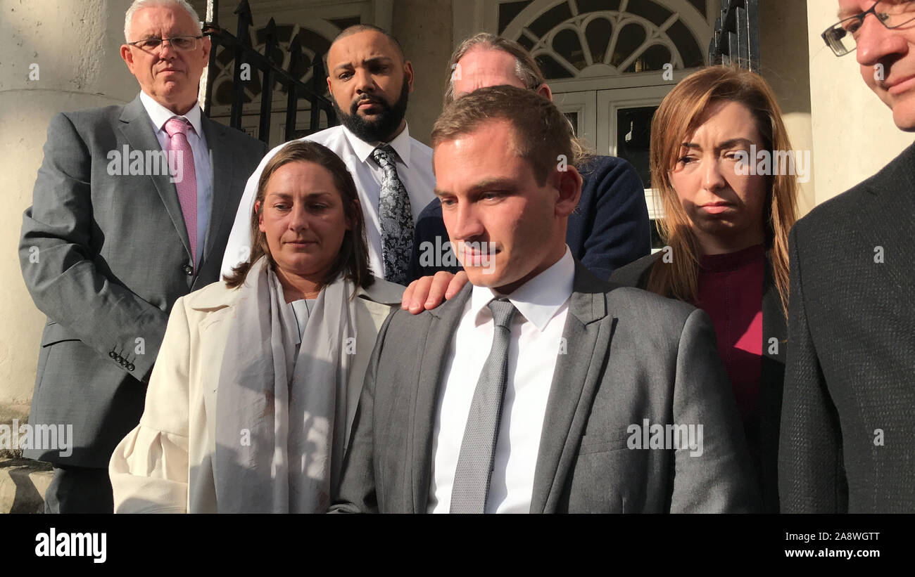 Le fils de Valérie graves, Tim Wood (au centre), parle devant le tribunal de la Couronne de Lewes après que Cristian Sabou ait été emprisonné pour son meurtre. En décembre 2013, Mme graves a été trouvée tuée à mort dans une maison de Bosham, dans l'ouest du Sussex. Banque D'Images