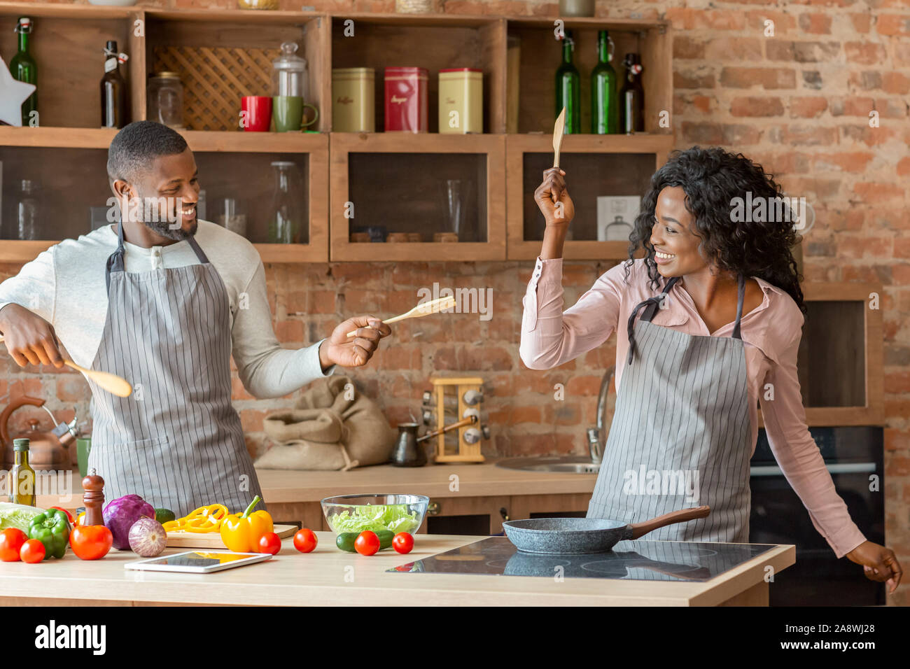 Drôle de couple marié combats avec des ustensiles de cuisine dans des  outils Photo Stock - Alamy
