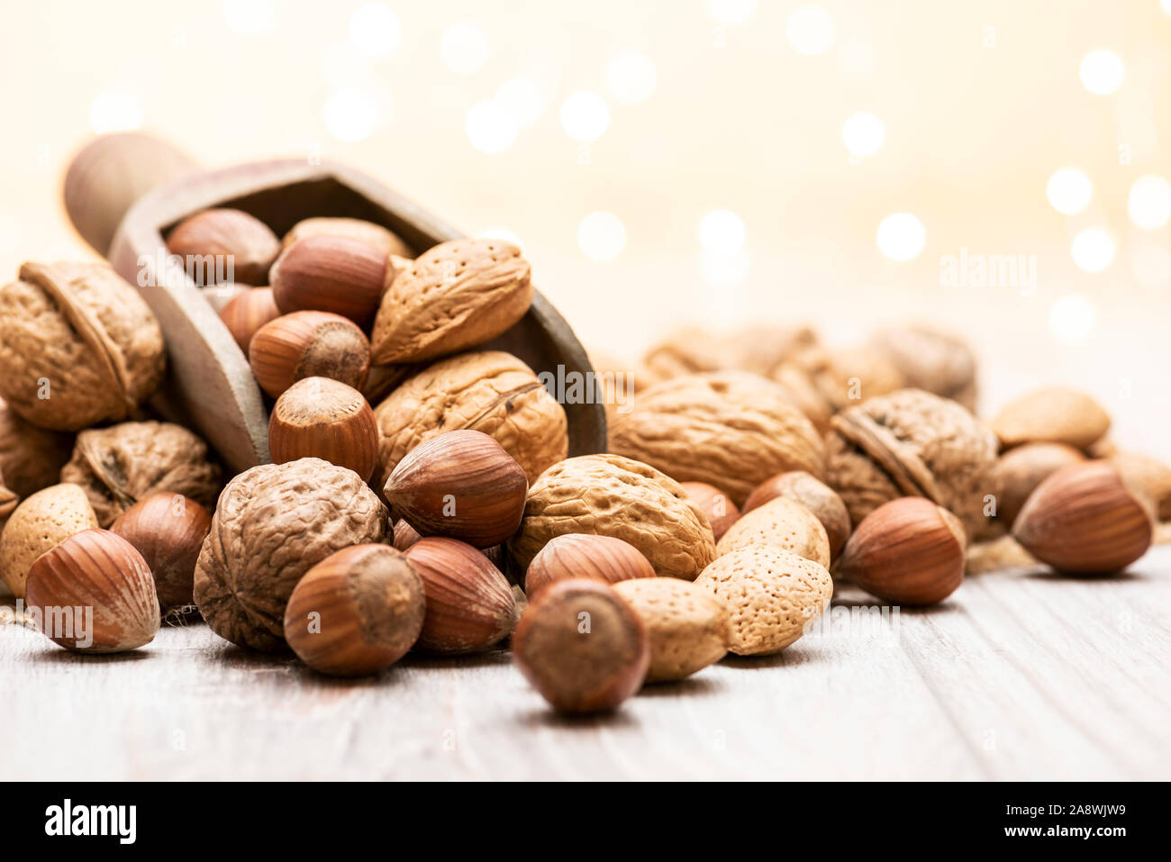 Variété d'écrous avec scoop sur la table en bois Banque D'Images