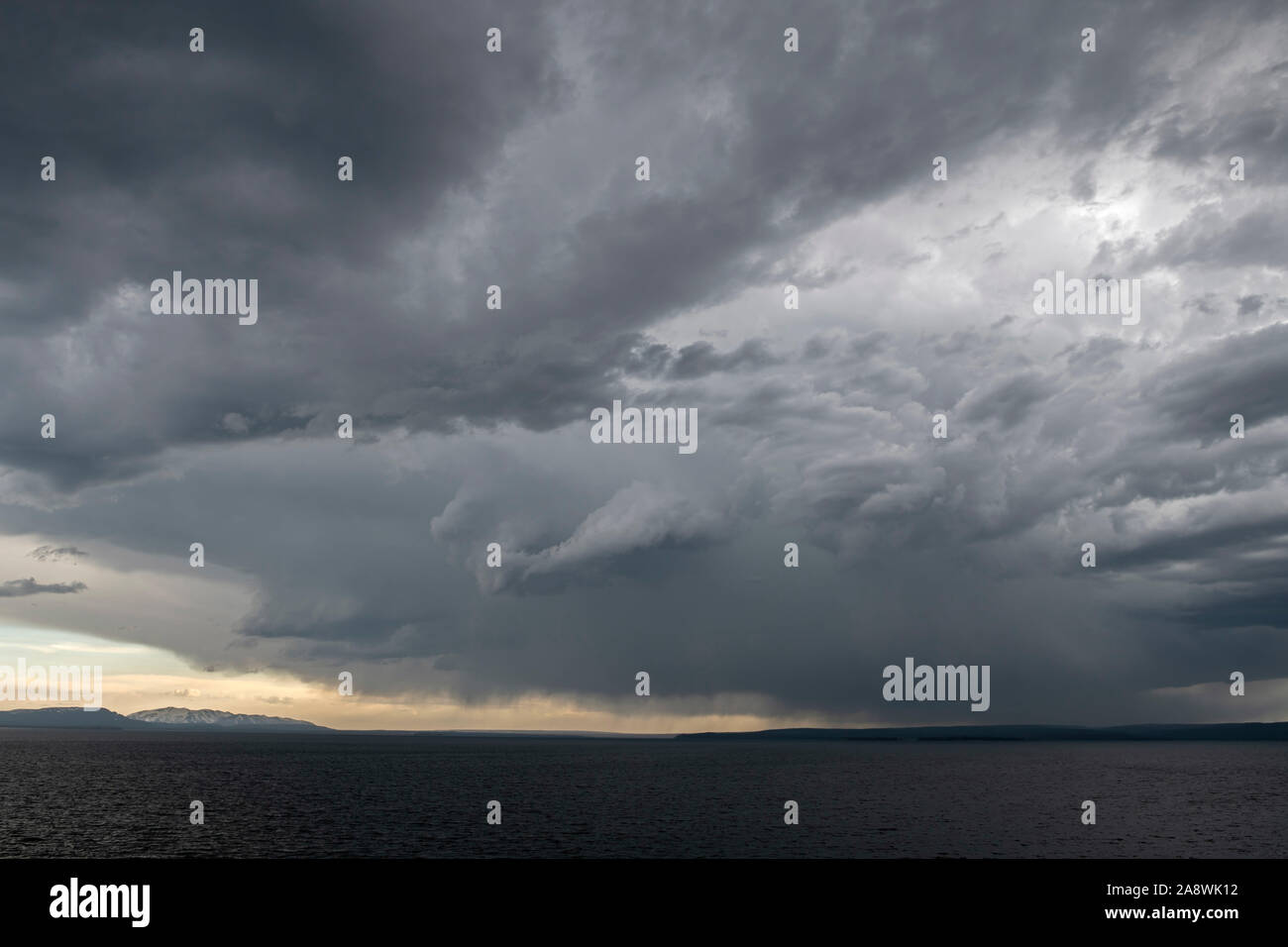 Orage sur le lac Yellowstone. Le Parc National de Yellowstone, Wyoming, USA. Banque D'Images