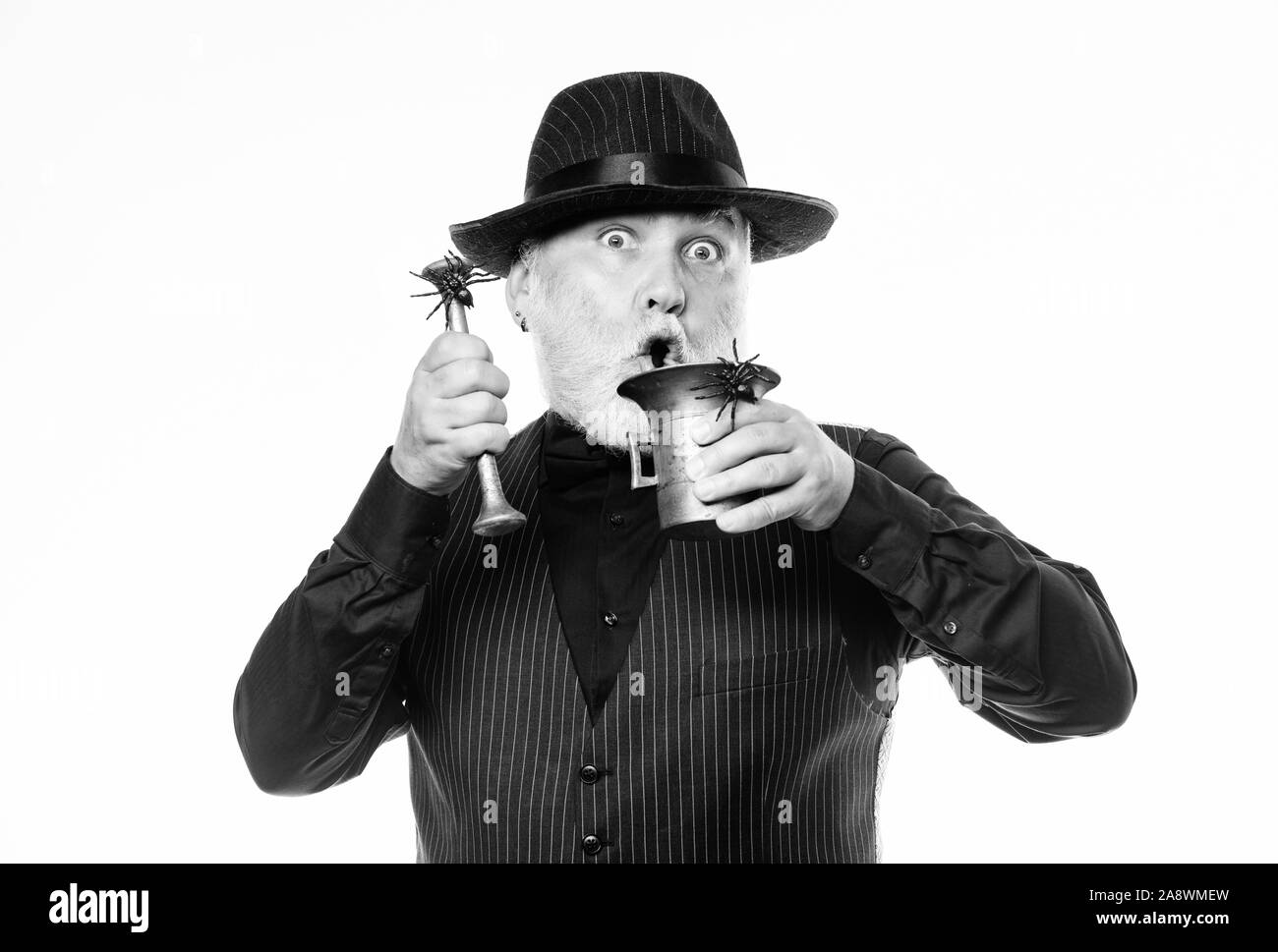 Homme mature magicien à chapeau de sorcière halloween heureux.. barman cocktail pour faire Halloween party. le mal de l'assistant de potion magique avec spider. halloween de costume. Je suis une sorcière Banque D'Images