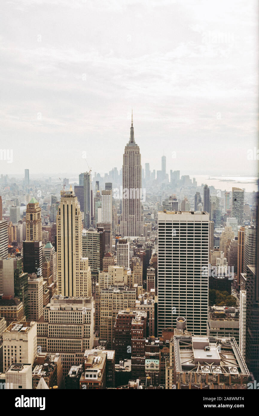Vue de la ville de New York et de l'Empire State Building, Rockefeller Center, New York, NY, États-Unis d'Amérique, USA. Banque D'Images