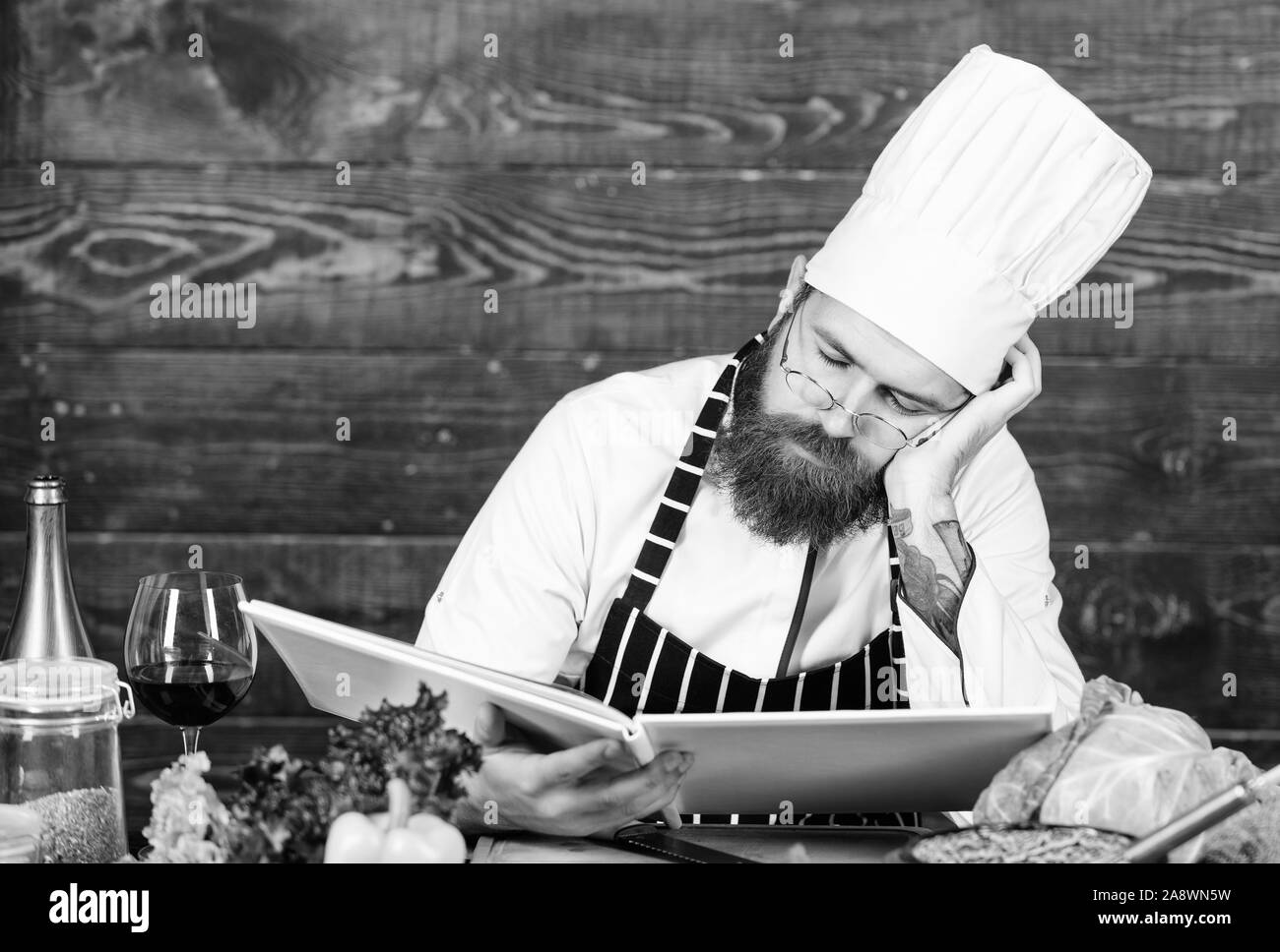 La cuisson des aliments sains. Hipster mature avec barbe. Culinaire Cuisine. Vitamine. fatigué barbu. chef recette. Suivre un régime d'aliments biologiques. Salade végétarienne avec des légumes frais. Maintenant un grand jour. Banque D'Images