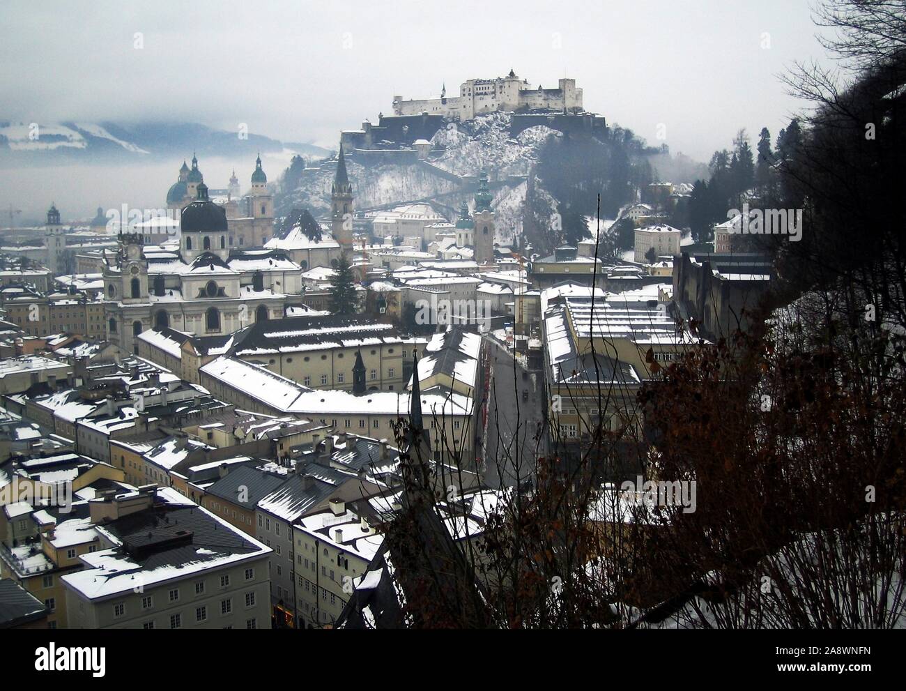 La forteresse de Hohensalzburg surplombent la ville. Construite en pierre blanche et entouré de grands remparts, la forteresse a été une fois qu'un refuge inexpugnable Banque D'Images