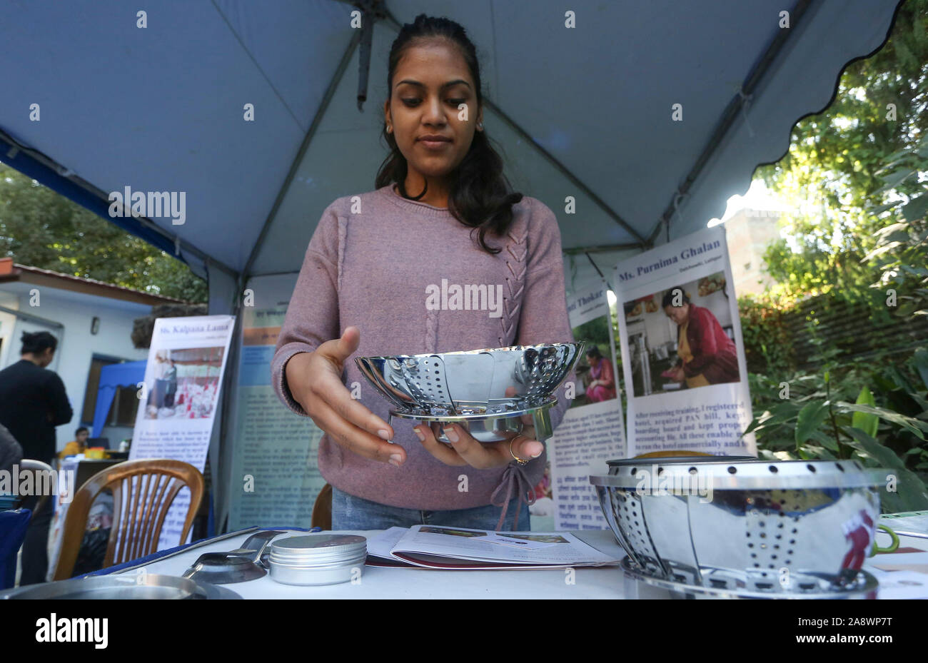 Katmandou, Népal. 11Th Nov, 2019. Un exposant démontre une nouvelle cuisinière à une énergie juste à Katmandou, Népal, 11 novembre 2019. Credit : Sunil Sharma/Xinhua/Alamy Live News Banque D'Images