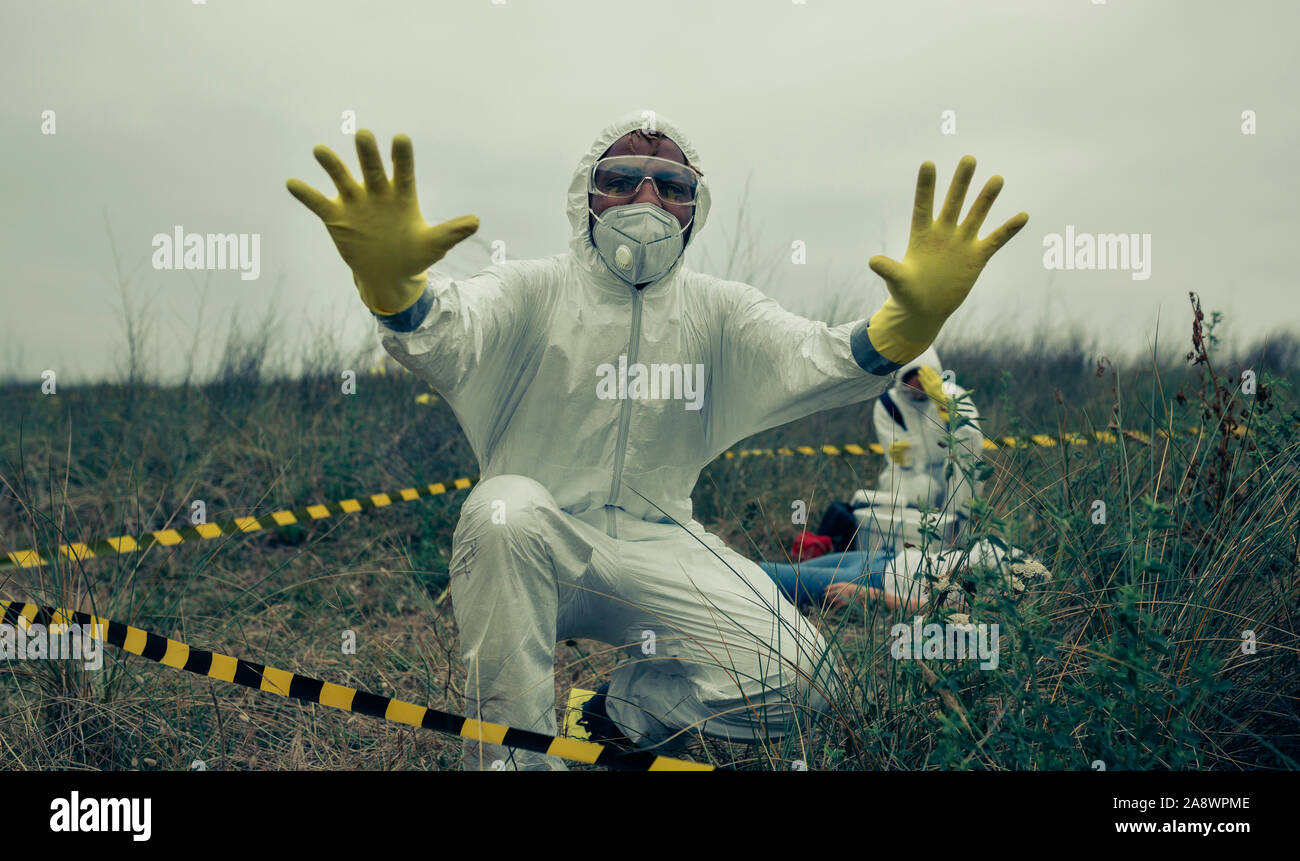 Homme avec un vêtement de protection bactériologique interdisant la saisie ceinturée Banque D'Images