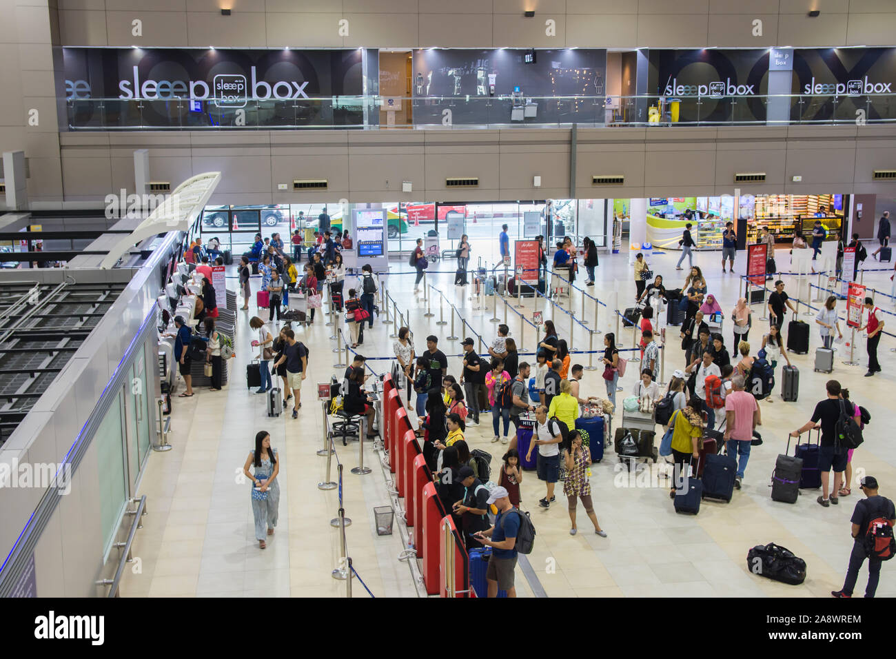 Bangkok, Thaïlande - Oct 29,2019 : Les passagers sont d'en au guichet à l'Aéroport International de Don Mueang. Banque D'Images