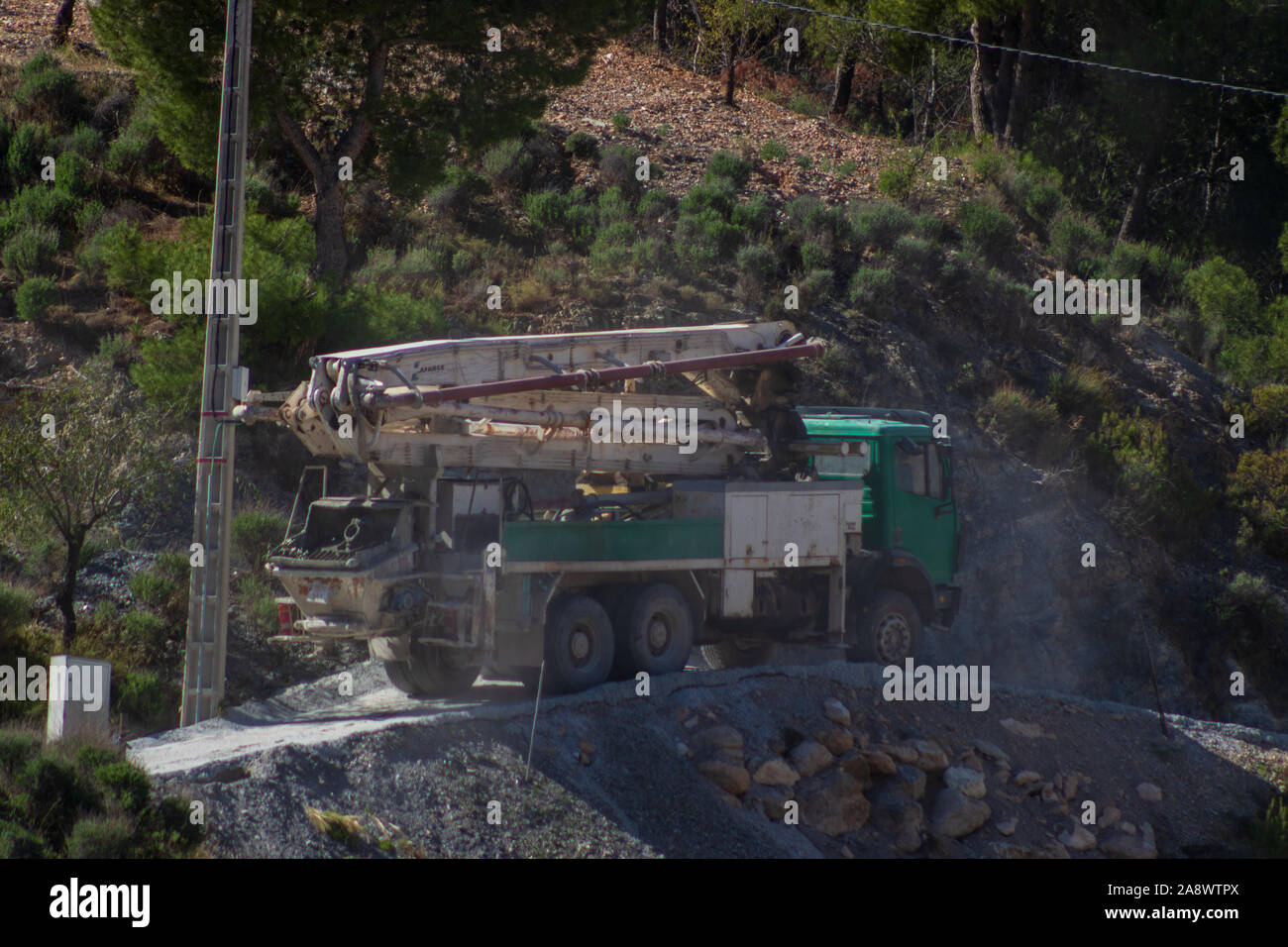 Camion Pompe à béton travaillant en milieu rural Espagne Banque D'Images
