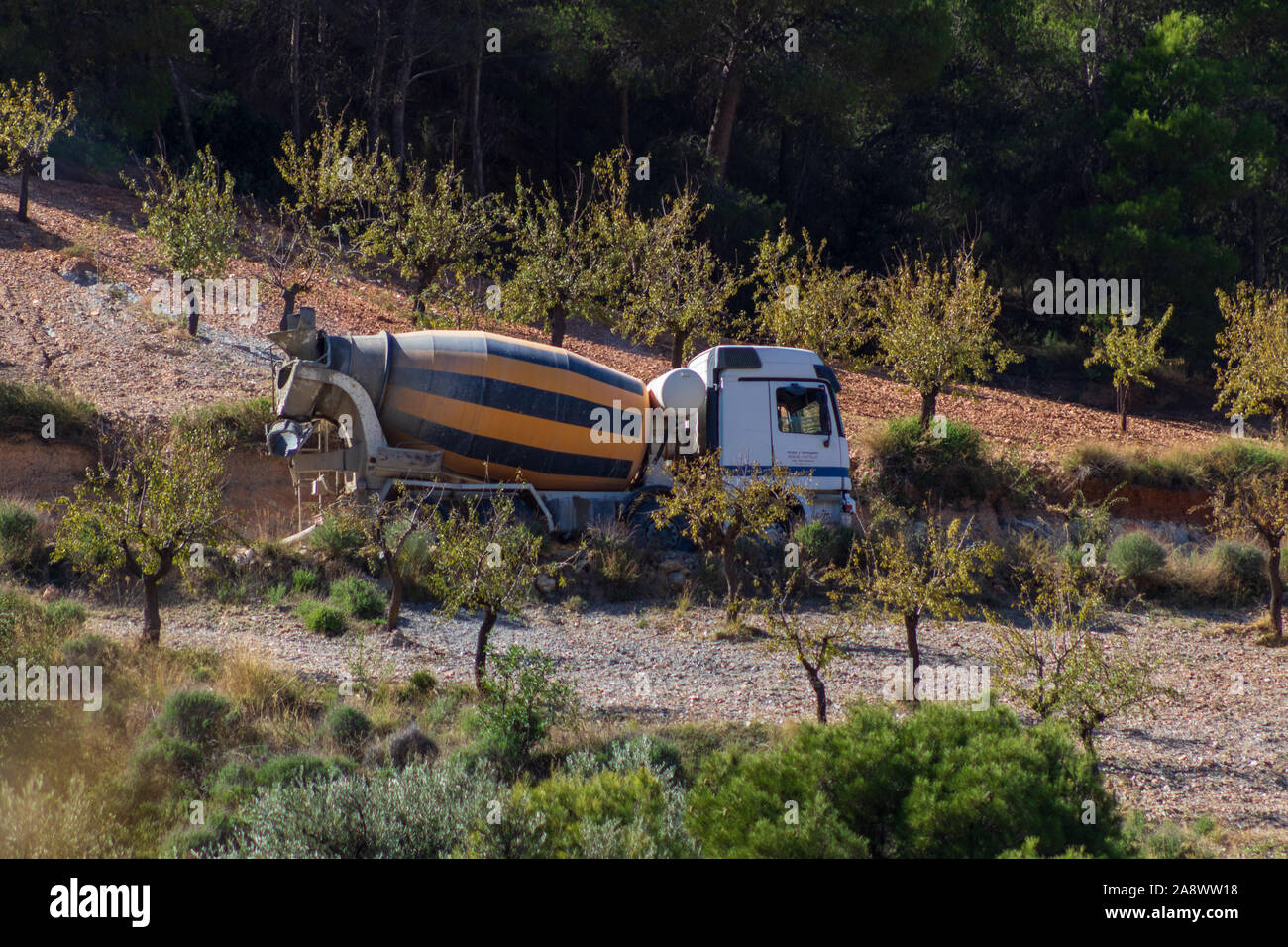 Camion de ciment prêt à l'offrir dans les régions rurales de l'Espagne Banque D'Images