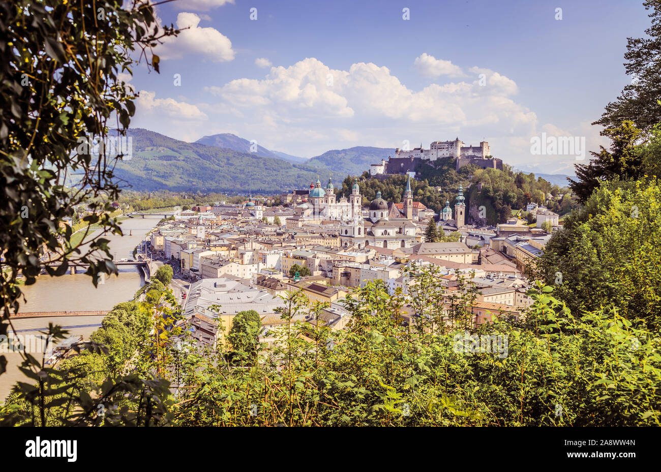 Superbe vue panoramique du paysage de la ville de Salzbourg en été Banque D'Images