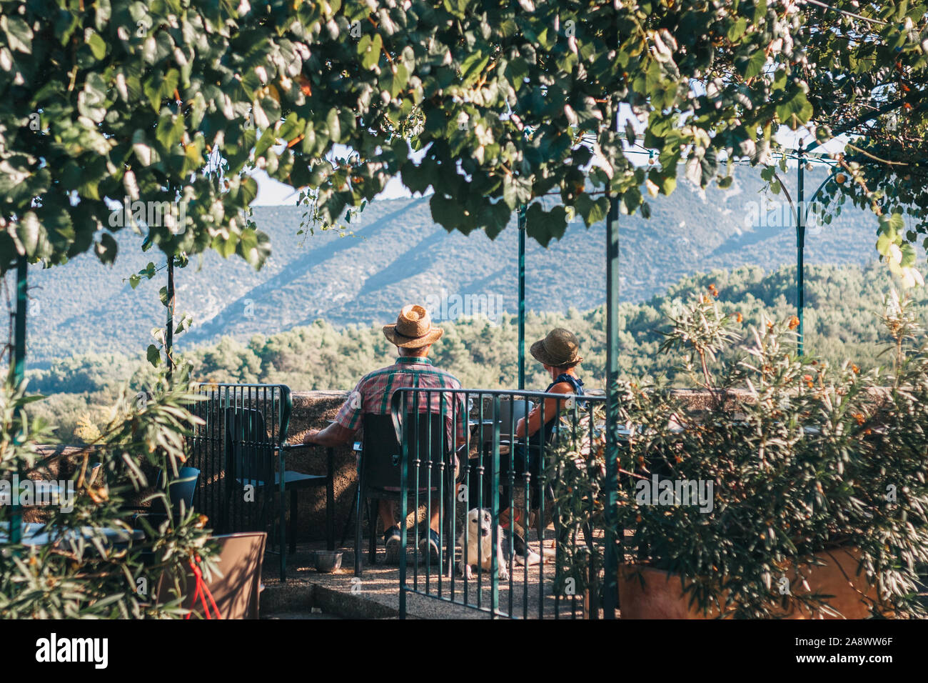 Lacoste, Vaucluse, Provence-Alpes-Côte d'Azur, France, Septembre 25, 2018 : les touristes sur la terrasse du restaurant avec une vue à couper le souffle Banque D'Images