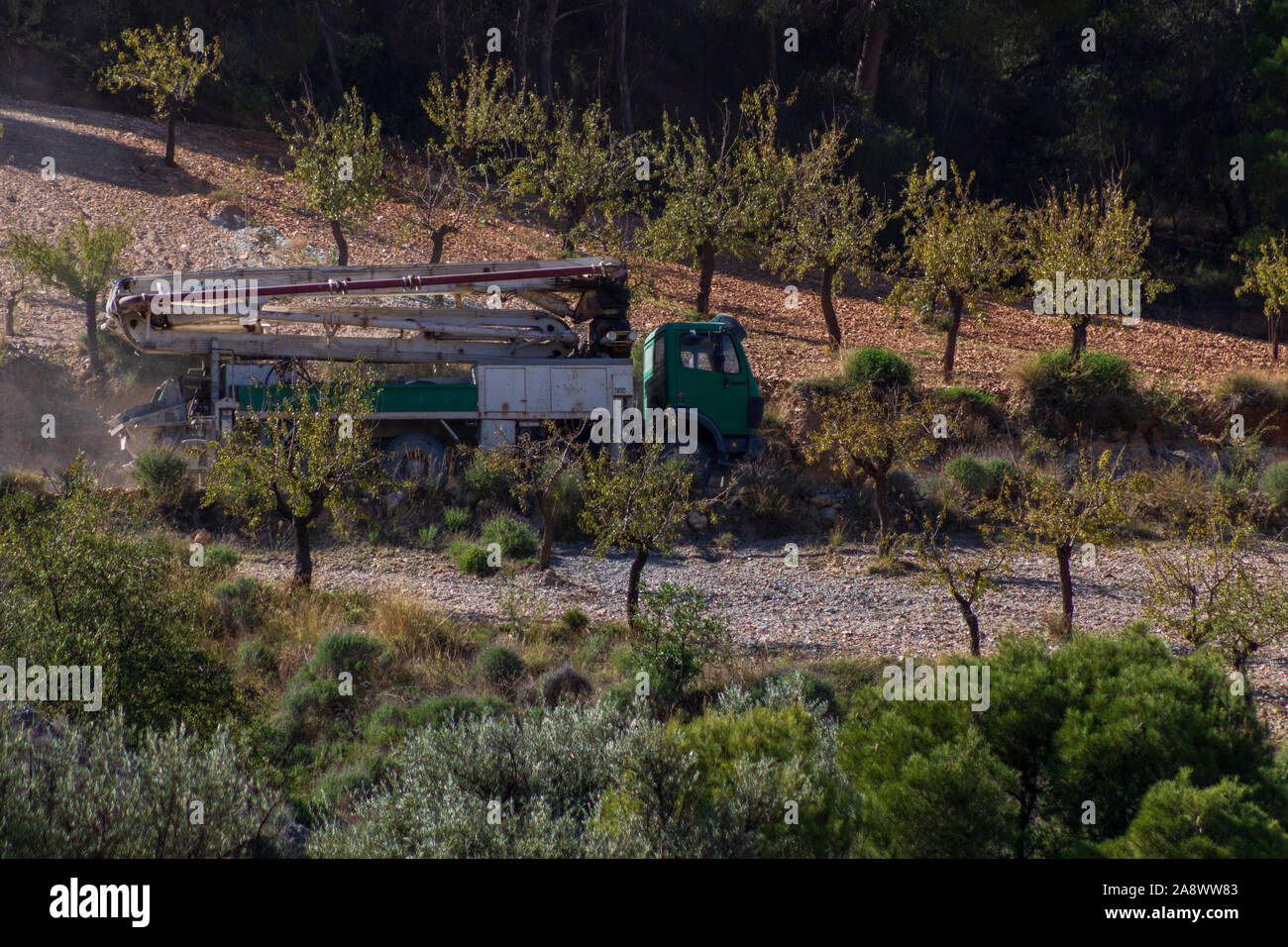 Camion Pompe à béton travaillant en milieu rural Espagne Banque D'Images
