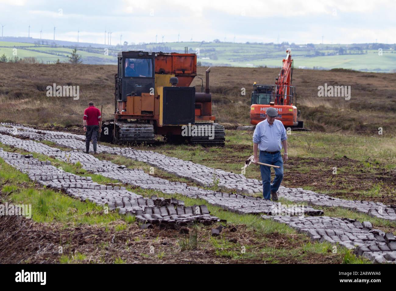Le comté de Kerry, Irlande - 30 avril 2019 : les hommes et les machines lourdes cultiver tourbière de carburant dans la campagne irlandaise Banque D'Images