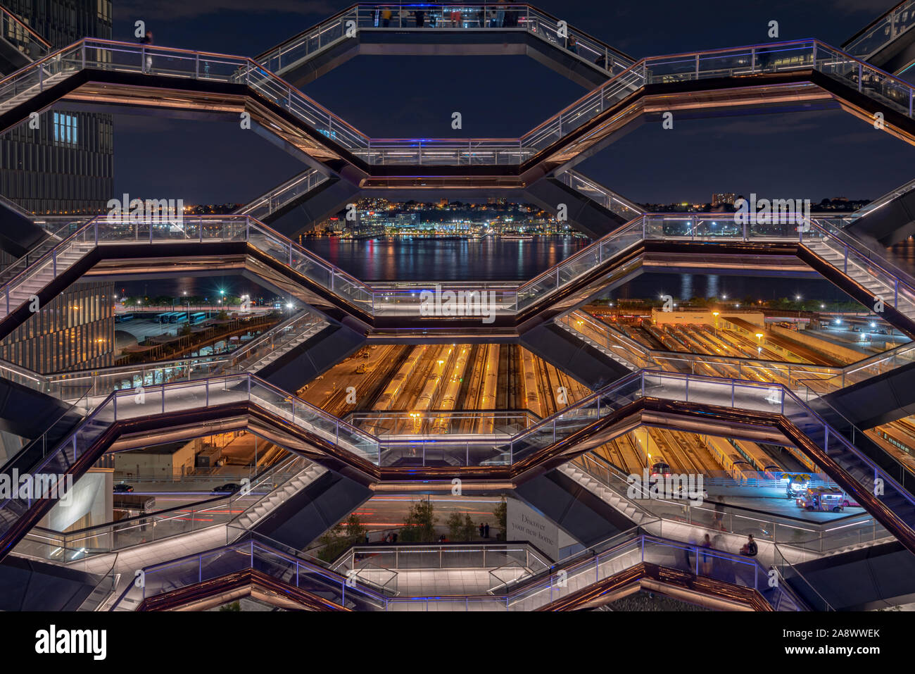 Le navire, également connu sous le nom de l'Hudson Yards (escalier conçu par l'architecte Thomas Heatherwick) au crépuscule dans l'ouest de Midtown Manhattan, New York. Banque D'Images