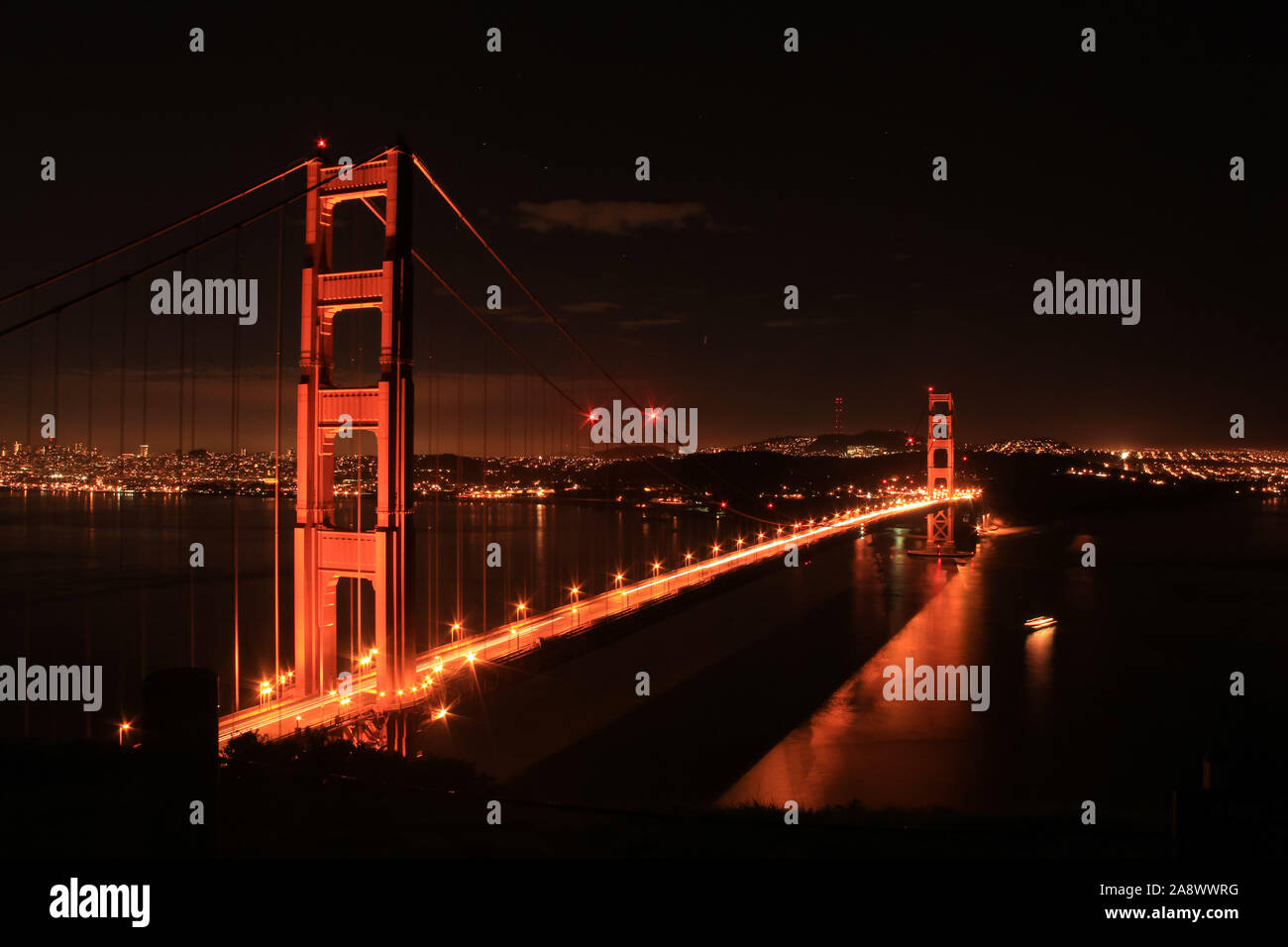Belle vue sur le Golden Gate Bridge at night with light trails, San Francisco, Californie Banque D'Images
