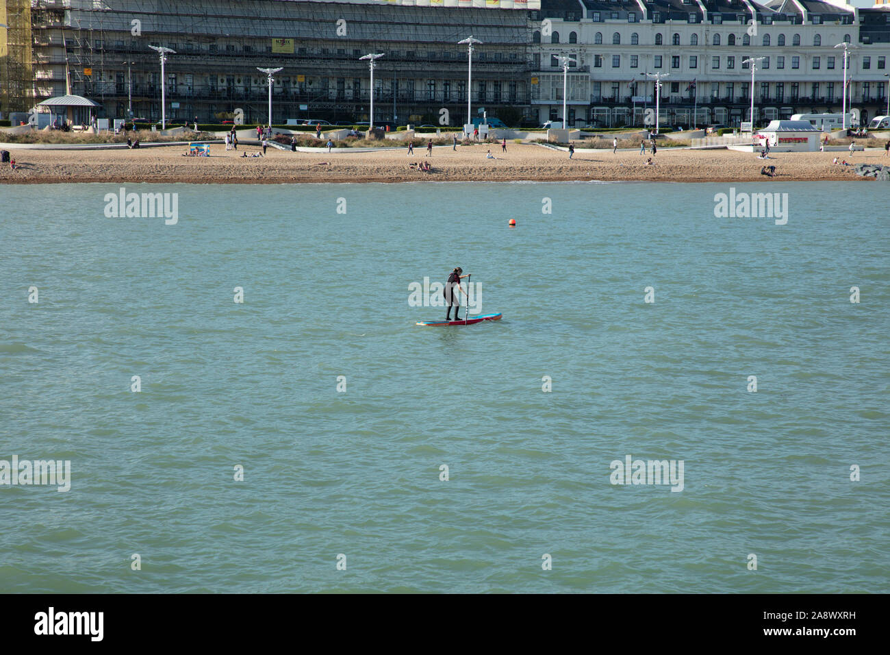 Vu sur une plage de surf board près de Douvres, Angleterre, Royaume-Uni sur une chaude journée ensoleillée à la fin septembre. Banque D'Images