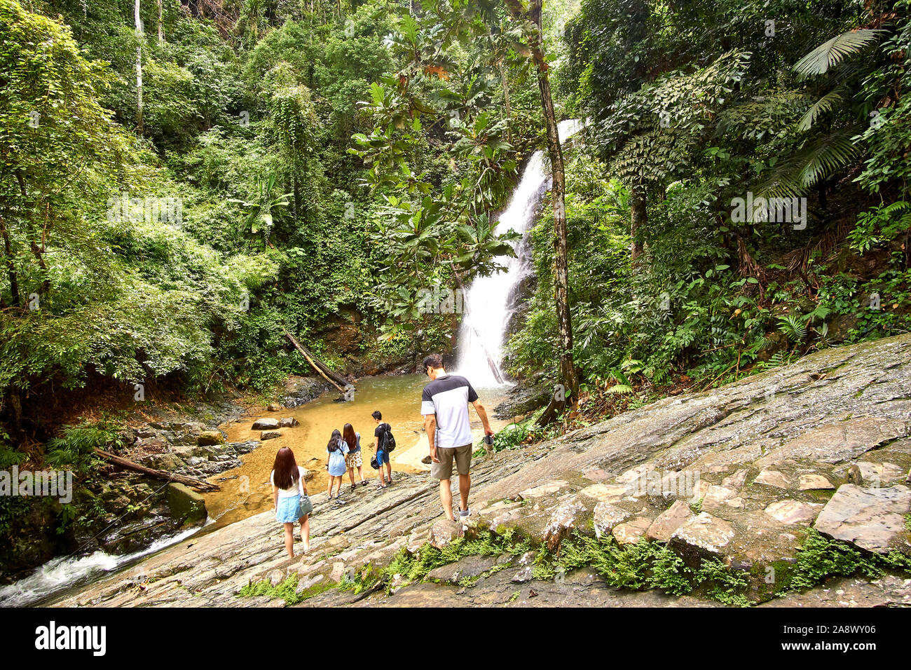 LANGKAWI, MALAISIE - octobre 15,2019 : personnes visitent.Durian Perangin Langawi en cascade island, Malaisie Banque D'Images