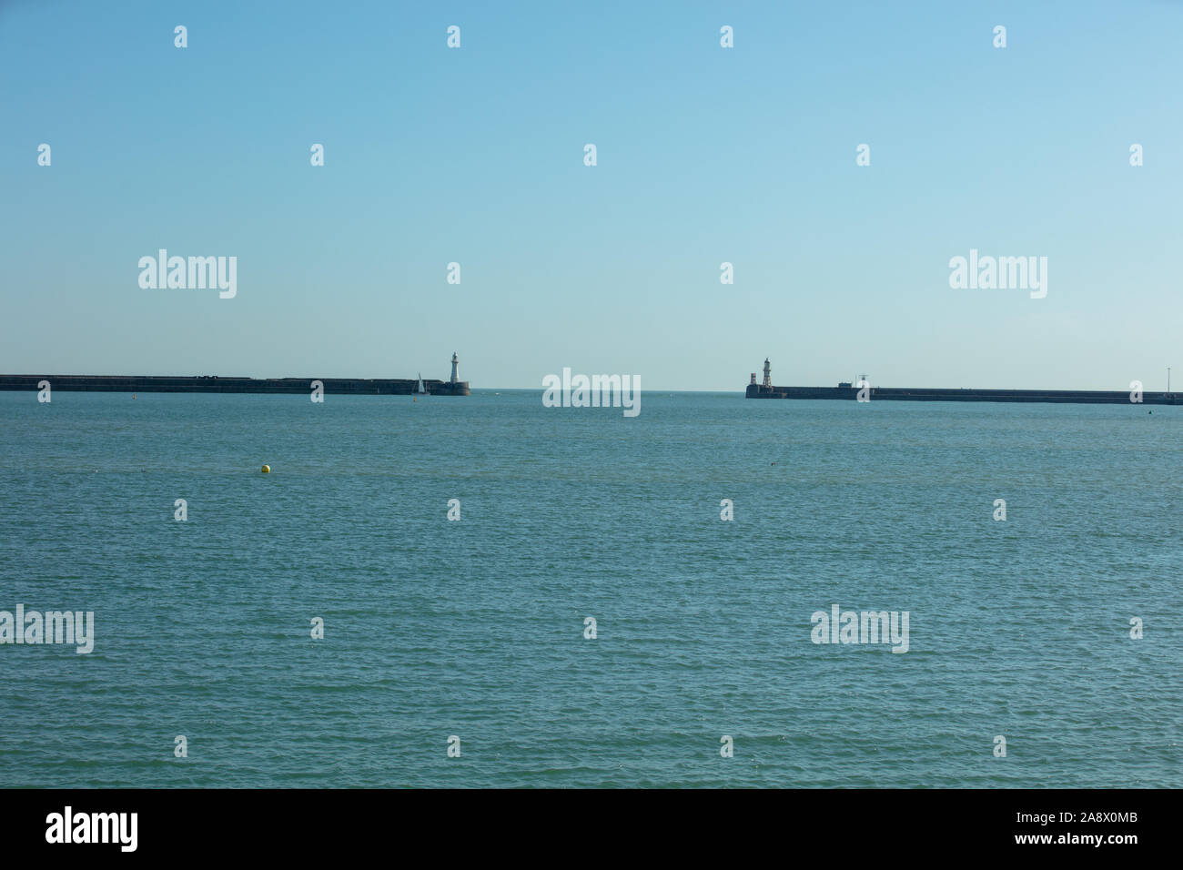 Une entrée de Dover Harbour vu sur une chaude journée ensoleillée à la fin septembre. Banque D'Images