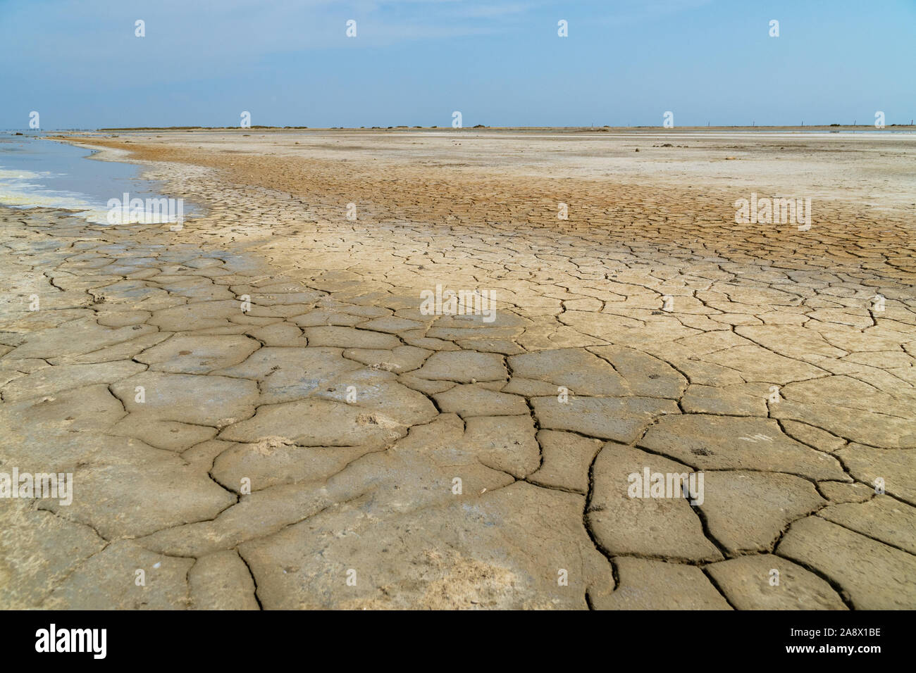 La sécheresse du sol d'une ancienne mer salée sous le ciel bleu - concept de l'environnement Banque D'Images