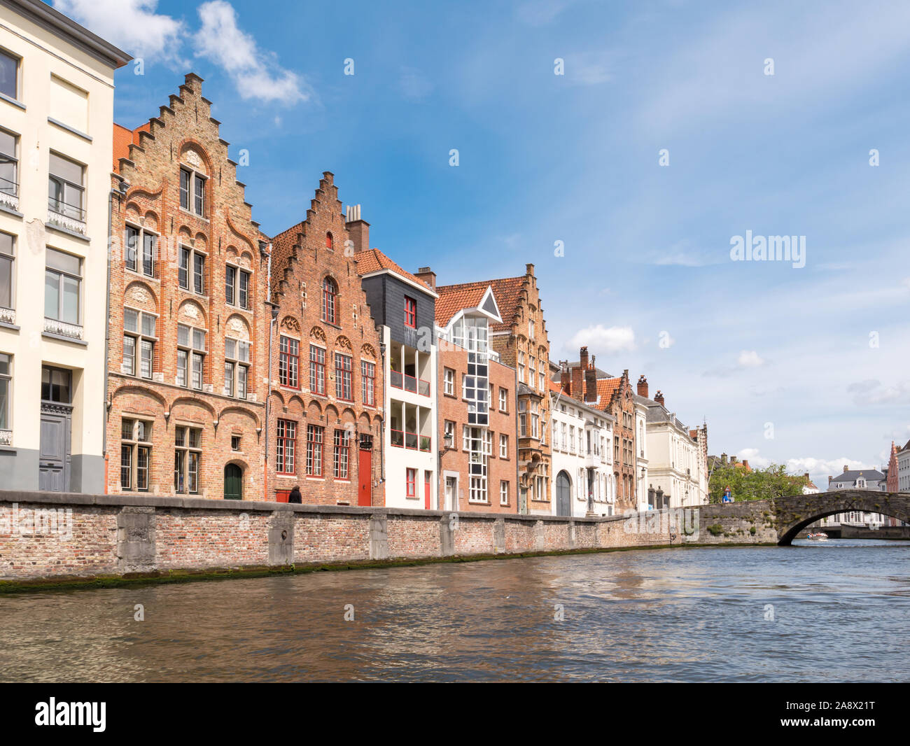 Façades de maisons anciennes et modernes sur canal Spiegelrei dans la vieille ville de Bruges, Flandre occidentale, Belgique Banque D'Images