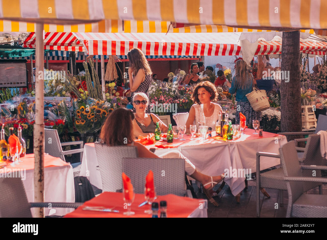 Nice, Provence / France - 28 septembre 2018 : bon vieux amis femmes âgées de se sont réunies à la table dans le restaurant de Gossip Banque D'Images