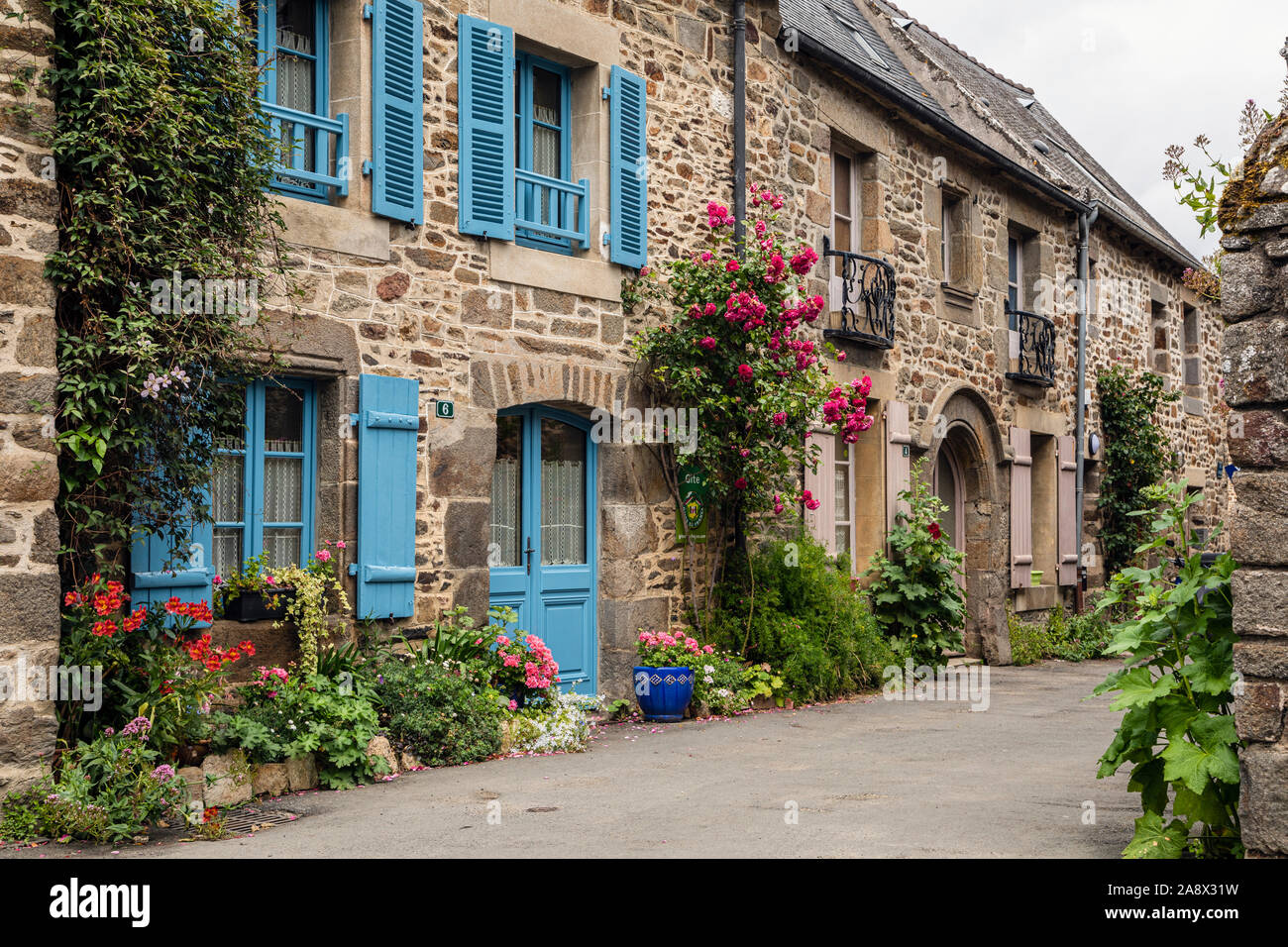Une jolie rue à la Fresnais, Ille-et-Vilaine, Bretagne, France Banque D'Images