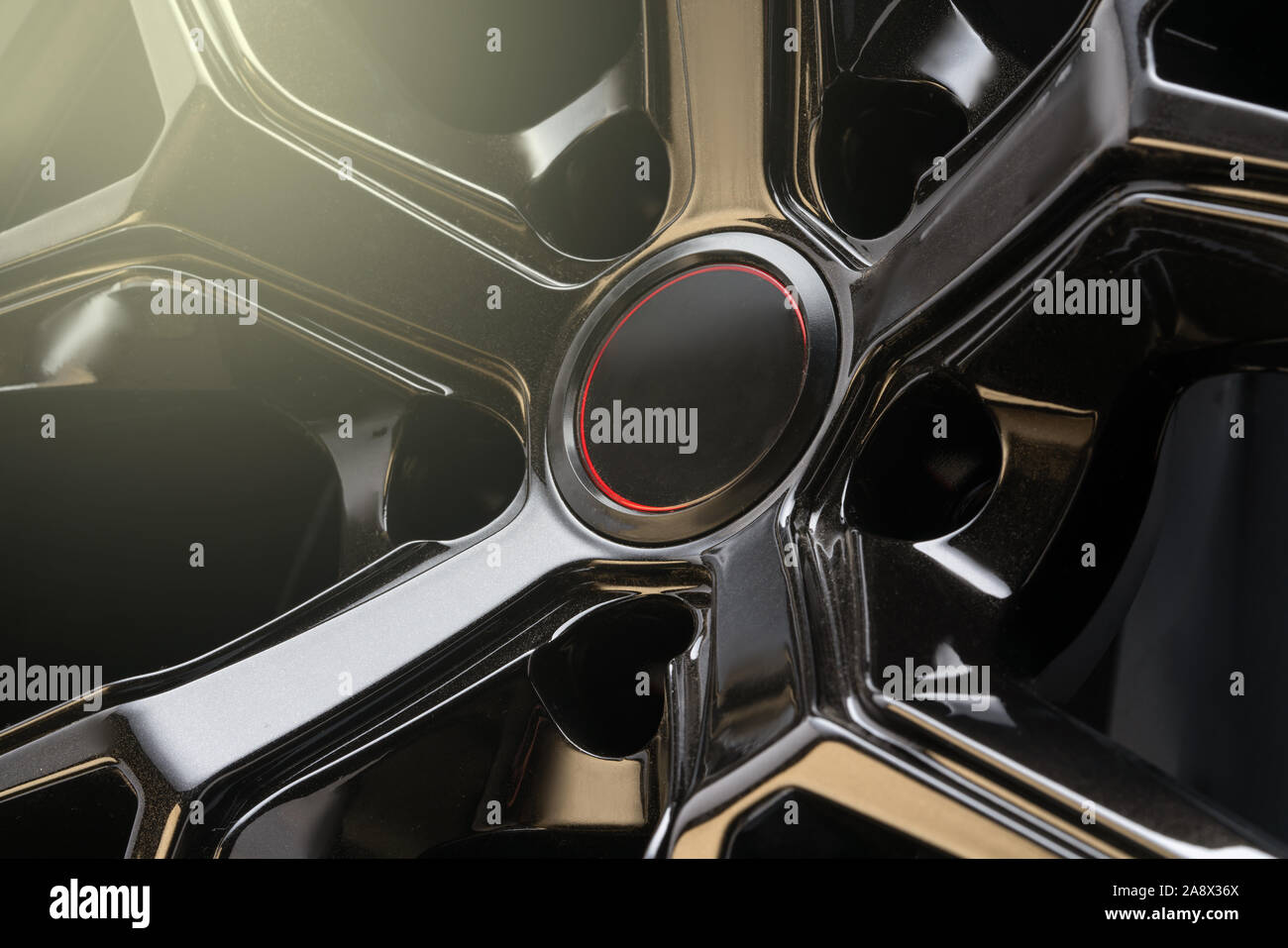 Cool, noir en fonte d'aluminium roue de voiture sur fond sombre et léger, des roues en alliage forgé. à la mode, léger, durable et cher sportive, wi Banque D'Images