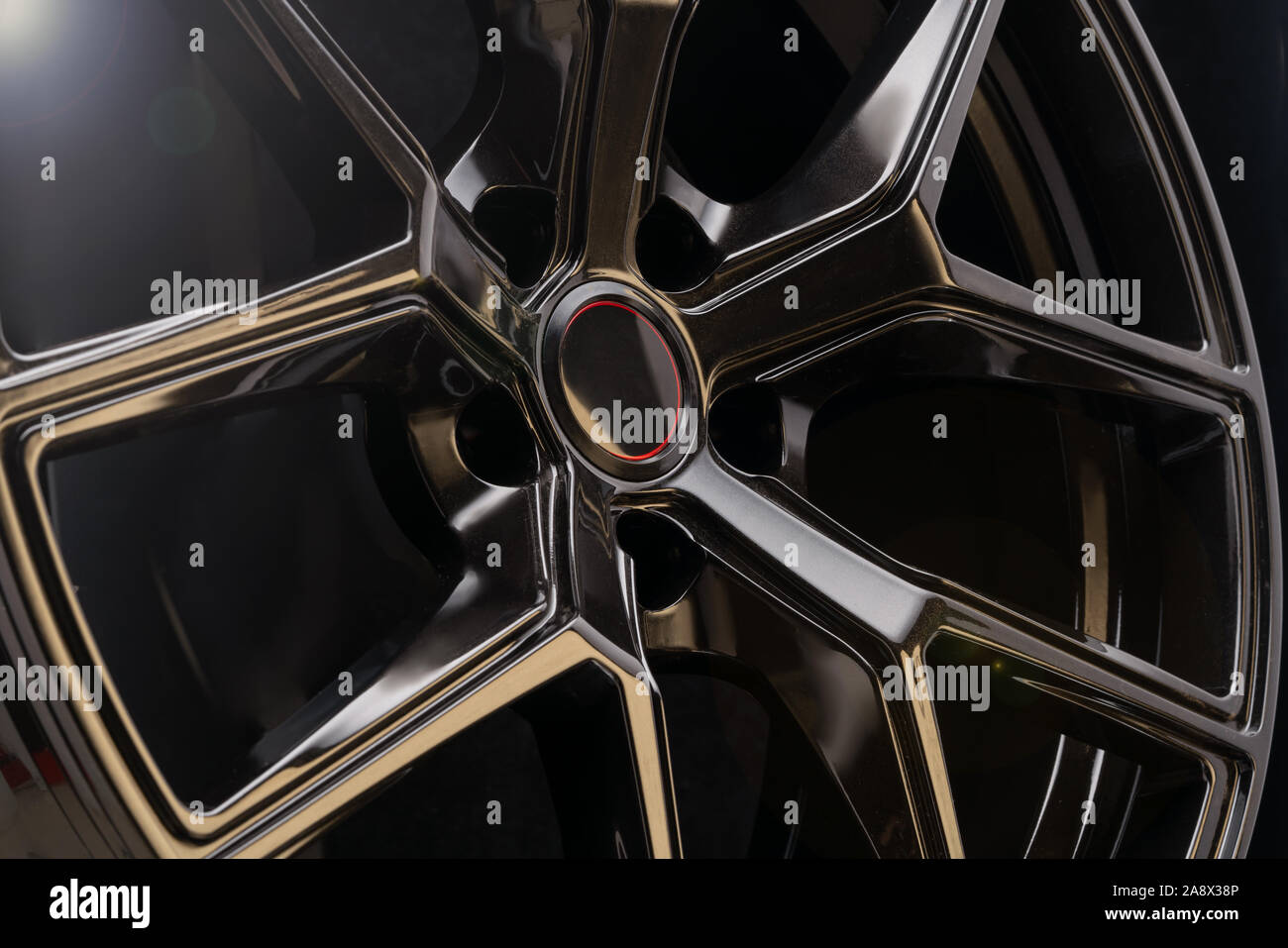 Cool, noir en fonte d'aluminium roue de voiture sur fond sombre et léger, des roues en alliage forgé. à la mode, léger, durable et cher sportive, wi Banque D'Images