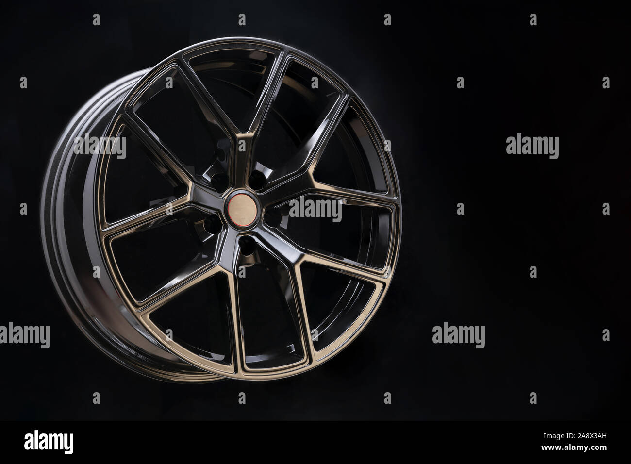 Belle et fraîche, roue en aluminium forgé de près. sombre sur fond noir, copyspace. sports style pour la course automobile et auto tuning, léger et Banque D'Images