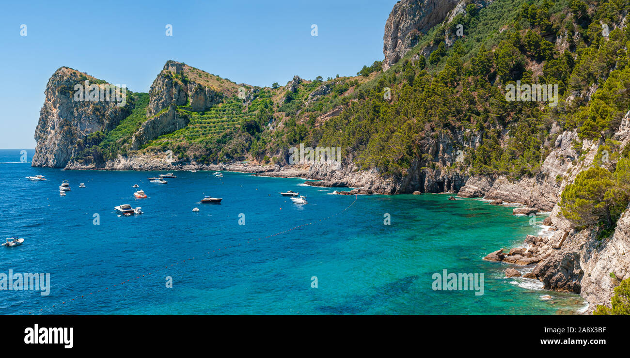 Trois lacets de montagne, qui se dresse sur la baie de Nerano de Massa Lubrense, avec de nombreux bateaux amarrés dans les eaux Banque D'Images