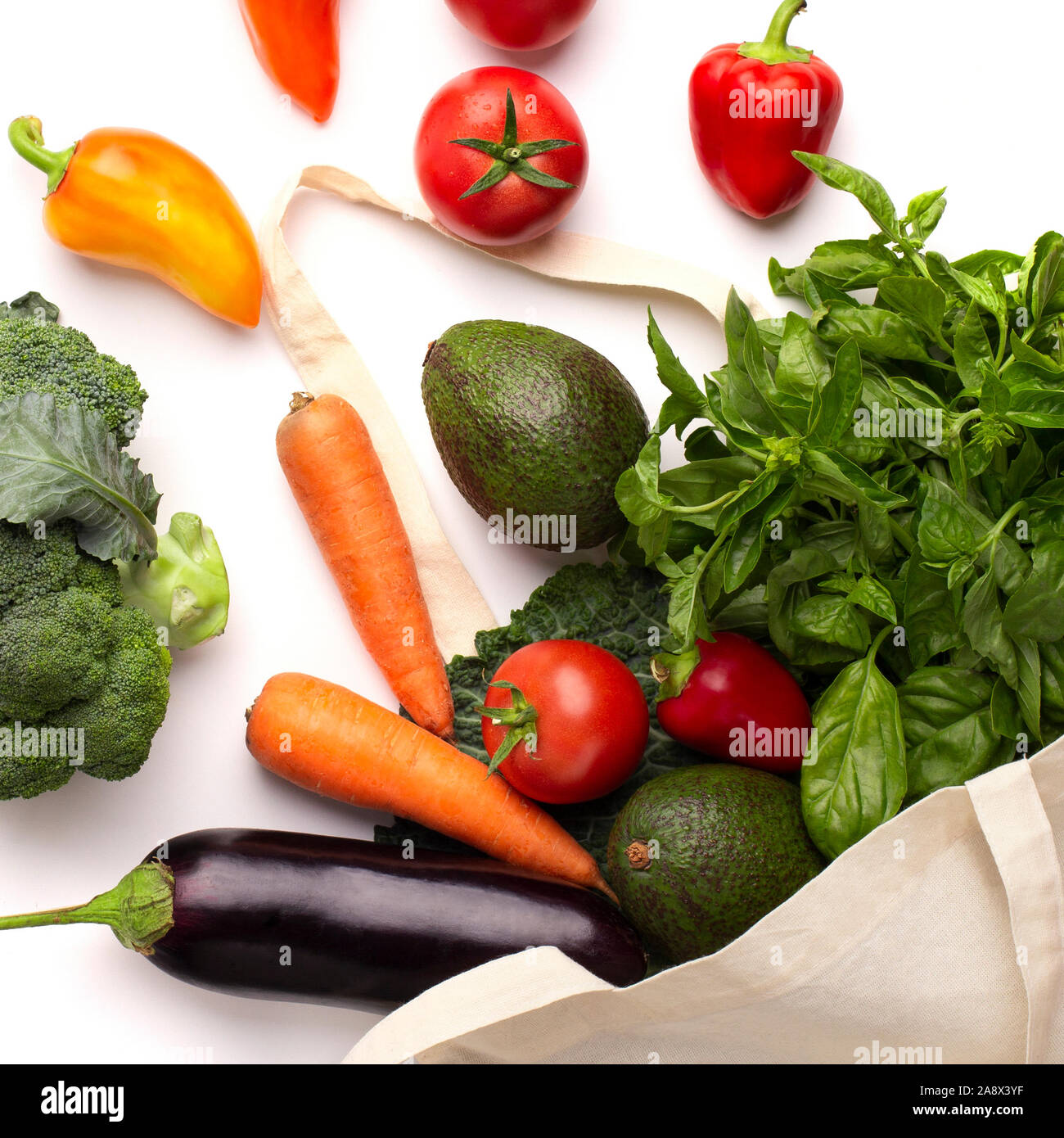 Les légumes frais et colorés en sac shopping organique Banque D'Images