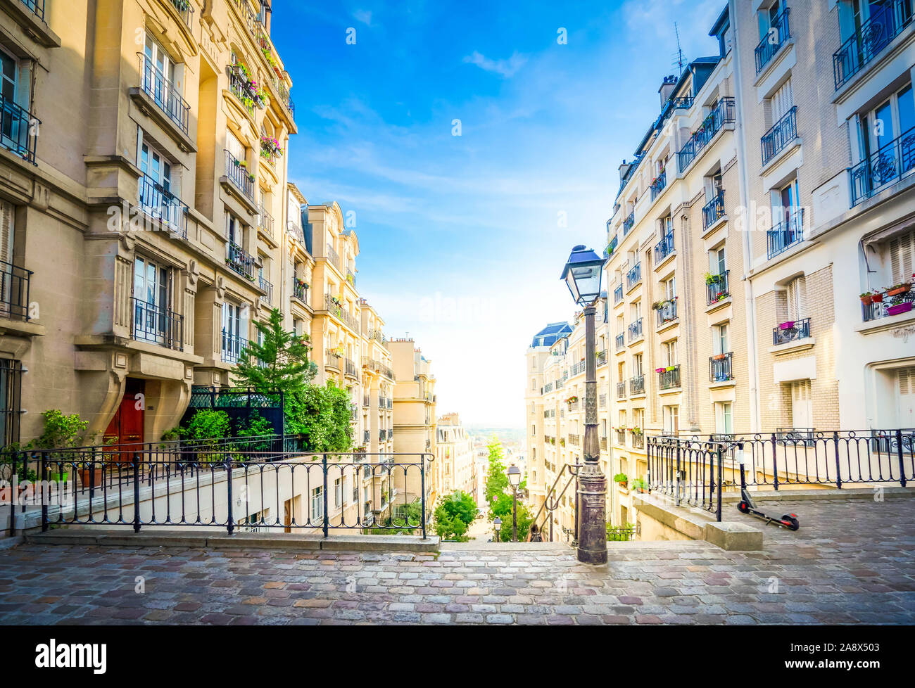 Vue sur rue avec escaliers en quart de Montmartre à Paris, France. Paysage urbain confortable de Paris à l'été. Architecture et monuments de Paris, tonique Banque D'Images