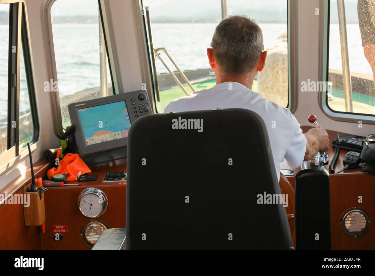 Ajaccio, France - le 2 juillet 2015 : Le capitaine d'un remorqueur bateau entre dans le port d'Ajaccio, vue arrière Banque D'Images